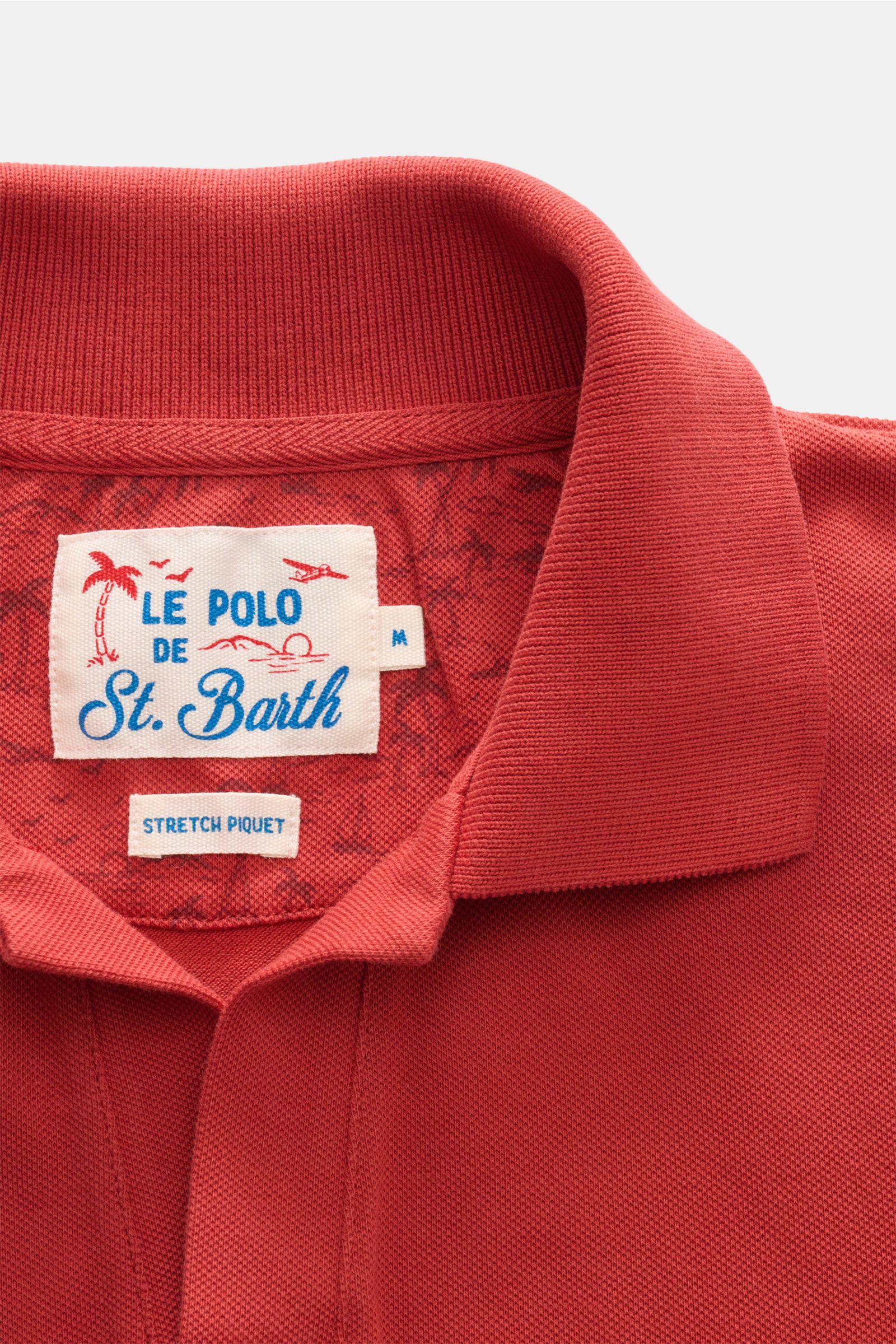 Close-up front view of MC2 Saint Barth Poloshirt 'Charles' rot collar and label, showing elastic cotton piqué fabric with soft texture and logo stitching. 