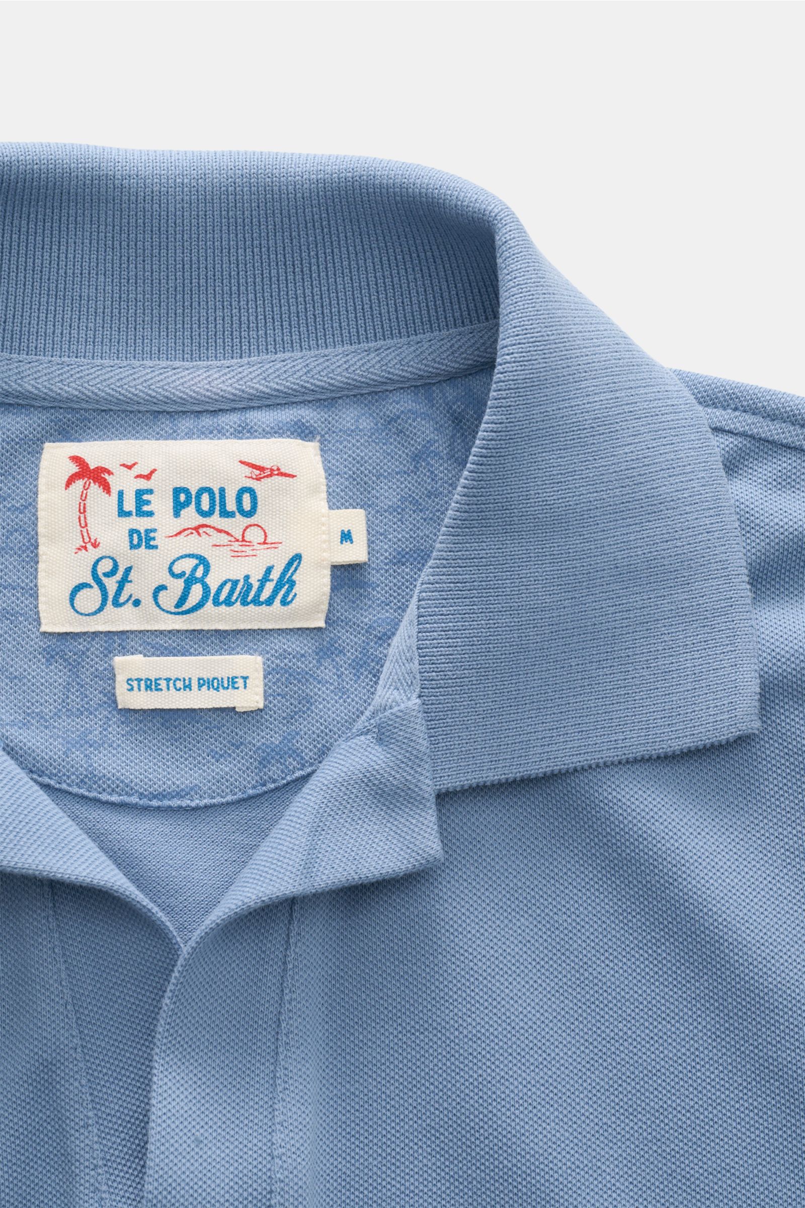 Nahe Aufnahme des Kragens und Labels des MC2 Saint Barth Poloshirts 'Charles' rauchblau, aus elastischem Baumwoll-Piqué mit weichem Griff.
