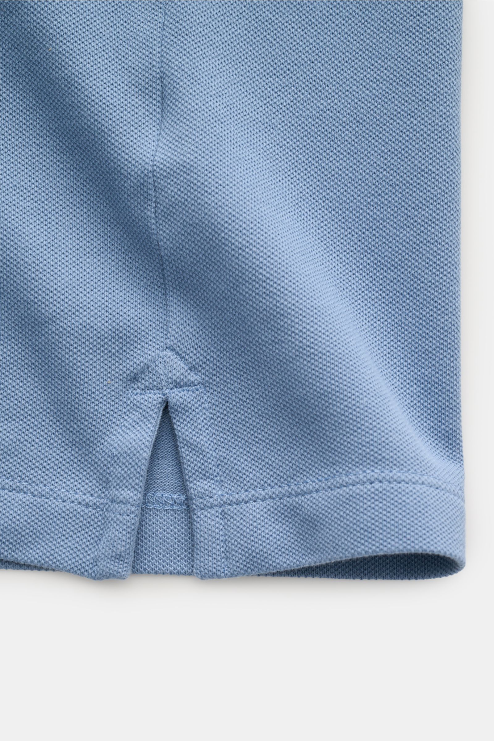 Nahaufnahme des MC2 Saint Barth Poloshirts 'Charles' rauchblau, fotografiert aus seitlicher Perspektive, zeigt elastisches Baumwoll-Piqué mit weichem Griff, Slim Fit, typische Polokragen, offene Kragenleiste, Logo-Stitching am Ärmel, komfortable Rippbündc