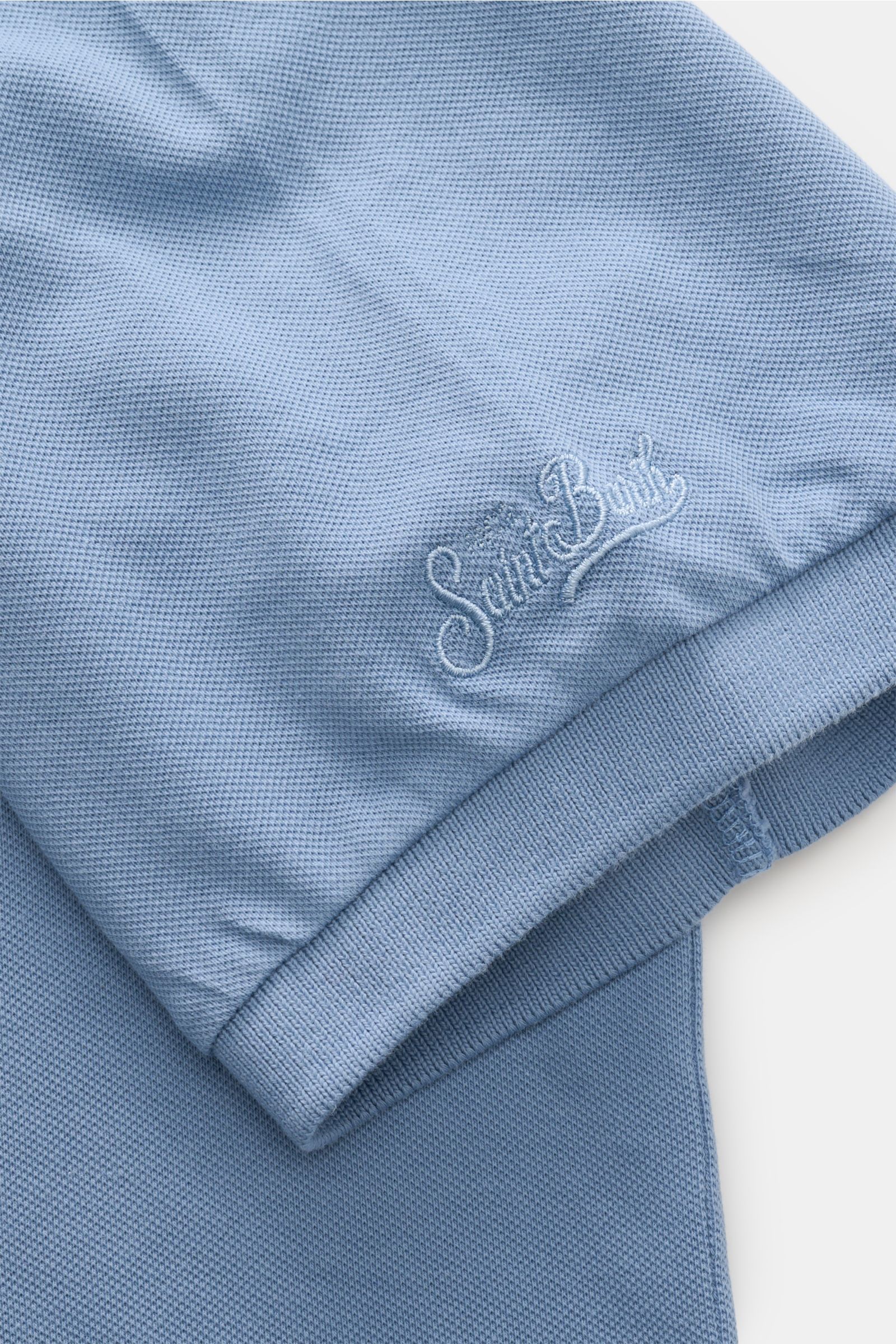 MC2 Saint Barth Poloshirt 'Charles' rauchblau, Nahaufnahme von Ärmel und Saum, elastischer Baumwoll-Piqué, Slim Fit, Logo-Stitching am Ärmel, weicher Griff, komfortable Rippbündchen, kurze Saumschlitze.