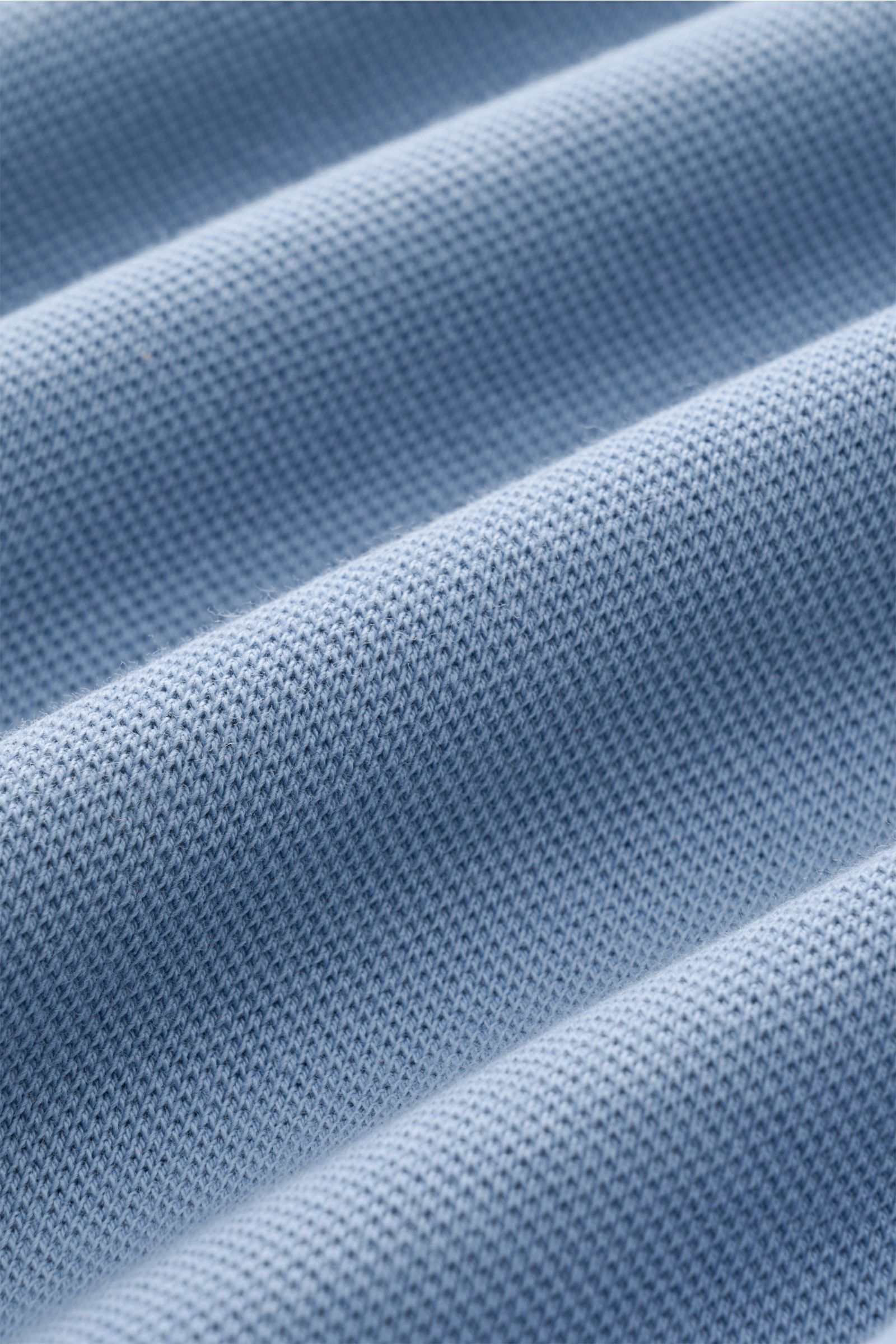 Nahaufnahme der Stoffstruktur von MC2 Saint Barth Poloshirt 'Charles' rauchblau, elastisches Baumwoll-Piqué mit weichem Griff.
