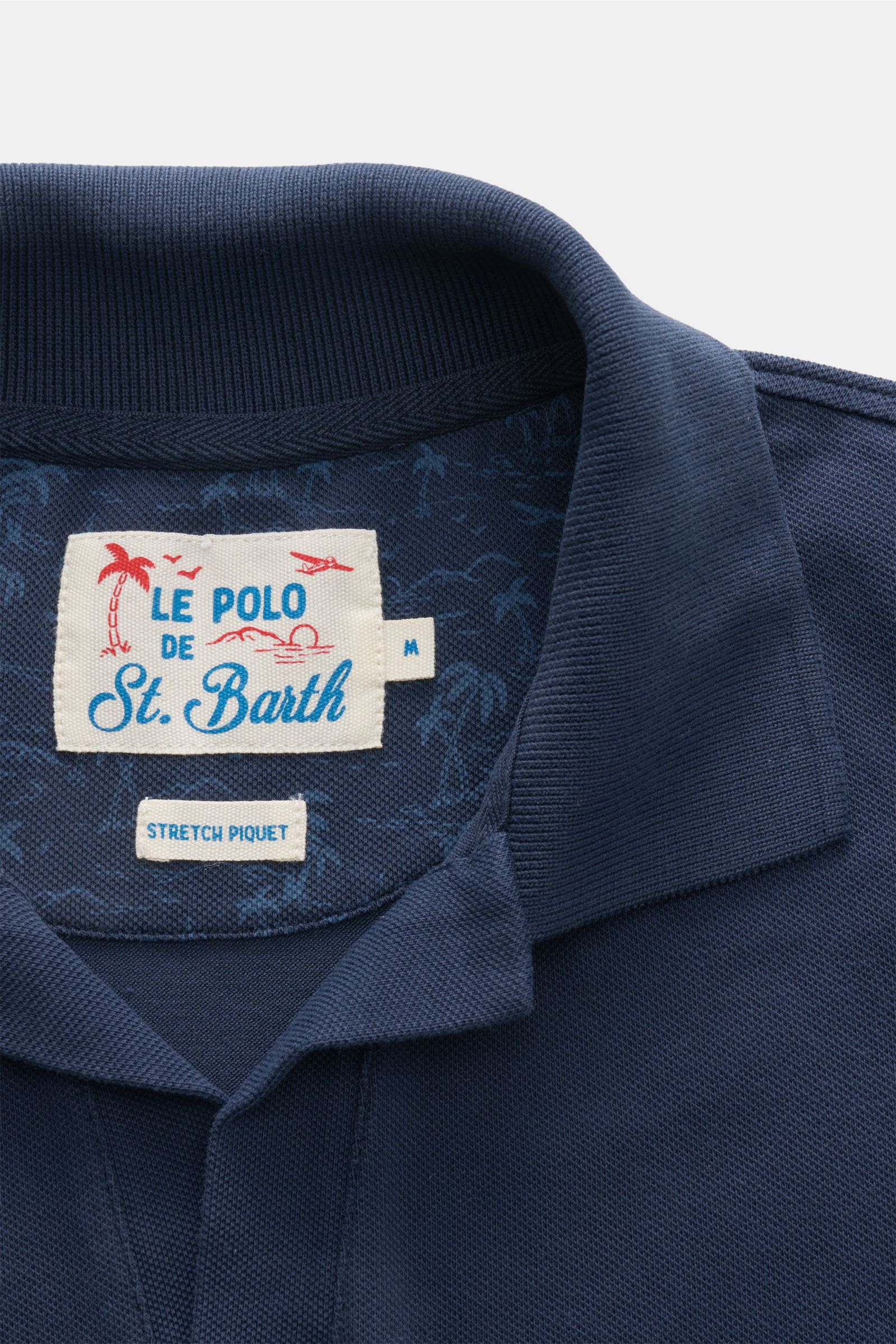 Nahaufnahme des Kragens und Innenlabels des MC2 Saint Barth Poloshirts 'Charles' navy, fotografiert von oben, Piqué-Baumwolle, elastisch, weich.