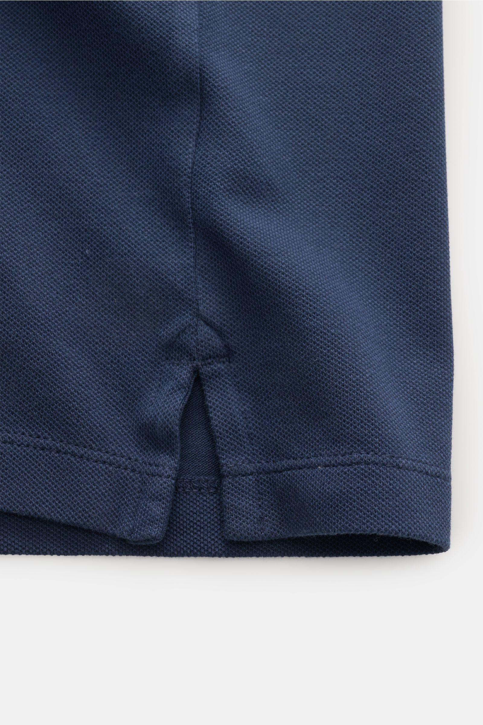 Nahaufnahme des Saumabschlusses mit kurzen Saumschlitzen des MC2 Saint Barth Poloshirt 'Charles' navy aus elastischem Baumwoll-Piqué.