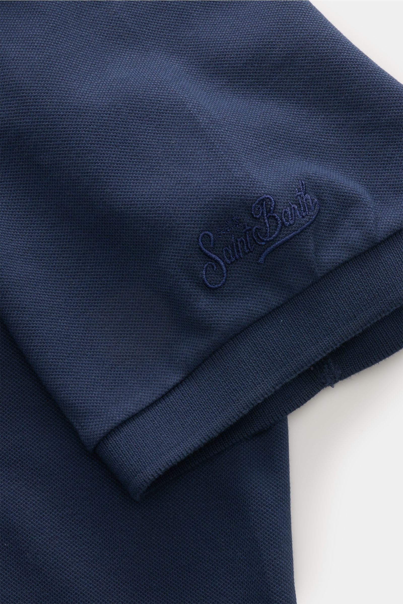 MC2 Saint Barth Poloshirt 'Charles' navy, Detailaufnahme der Ärmel mit Logo-Stitching, Piqué-Baumwolle, elastisch, weicher Griff, Slim Fit, kurze Saumschlitze.