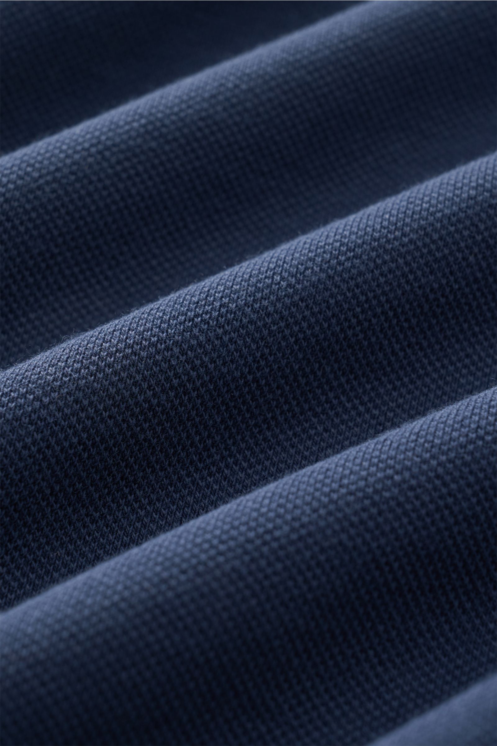 Nahaufnahme der Struktur des MC2 Saint Barth Poloshirts 'Charles' navy, elastischer Baumwoll-Piqué mit weichem Griff, Aufnahme im Detail von schräger Perspektive.