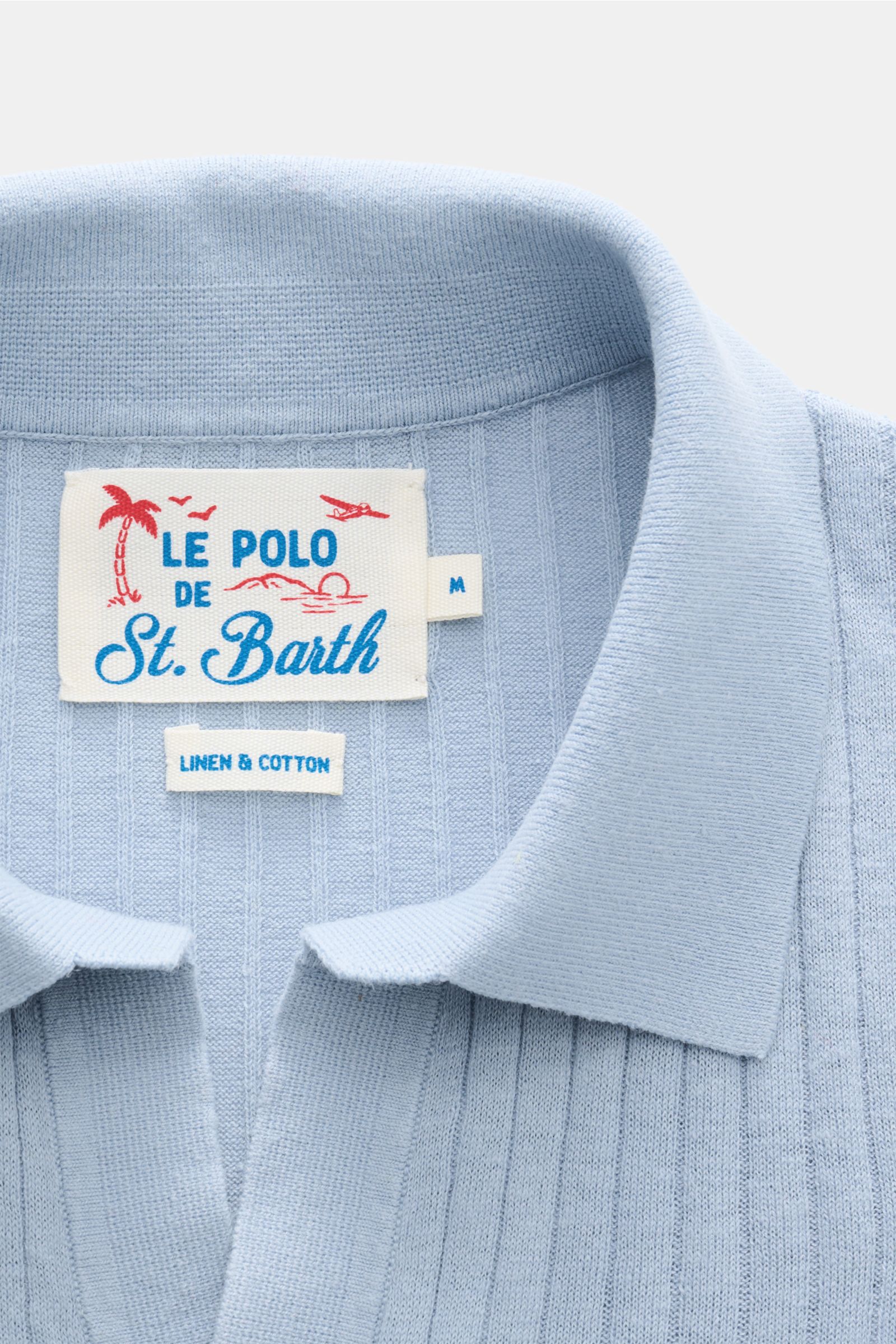 MC2 Saint Barth Kurzarm-Strickpolo rauchblau aus Leinen-Baumwoll-Mix, Slim Fit, feines Strickbild, offener Polokragen, Detailansicht von oben.
