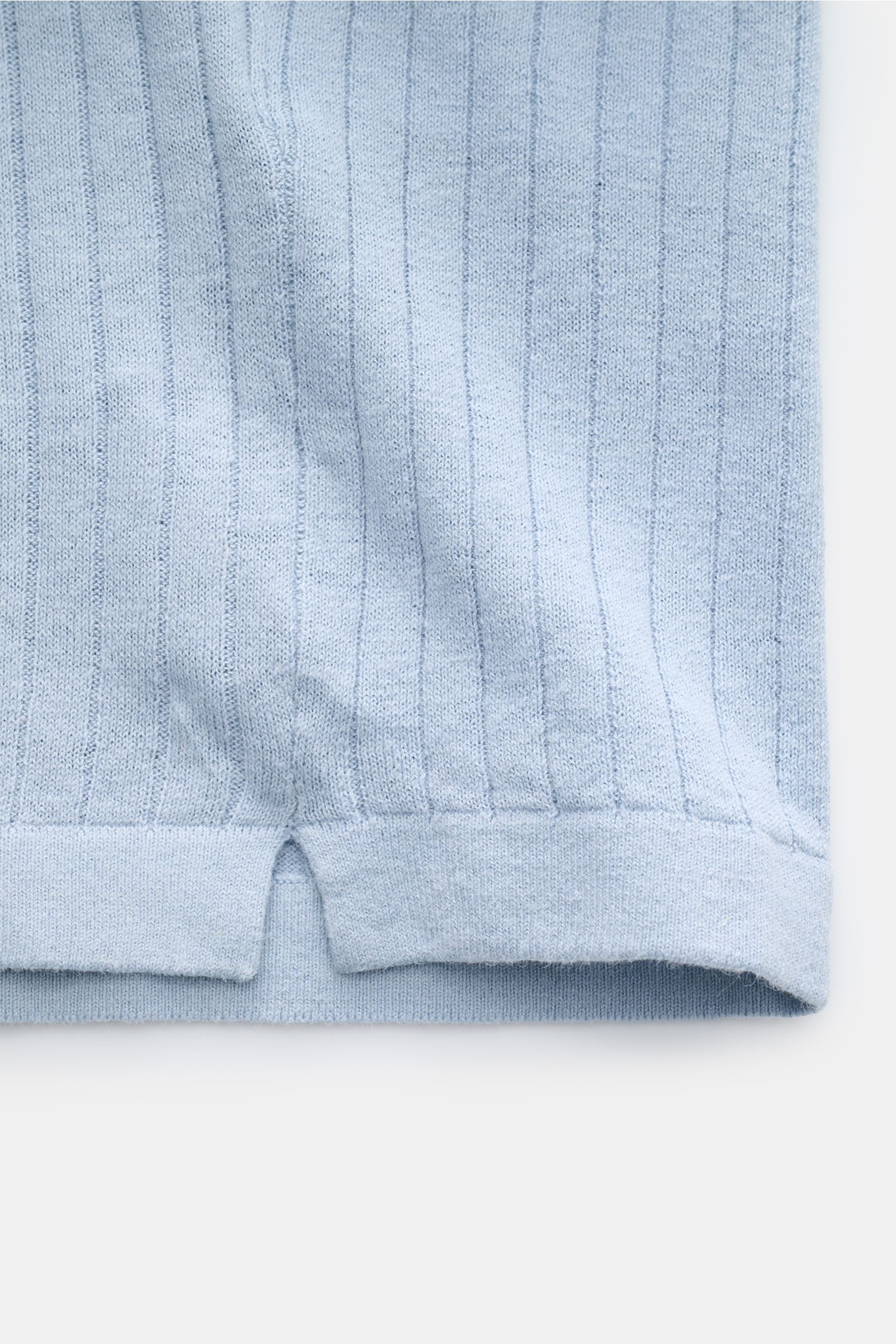MC2 Saint Barth Kurzarm-Strickpolo rauchblau, Detailfoto von unten mit feinem Strukturstrick, offenem Kragen, Rippbündchen und Saumschlitzen.