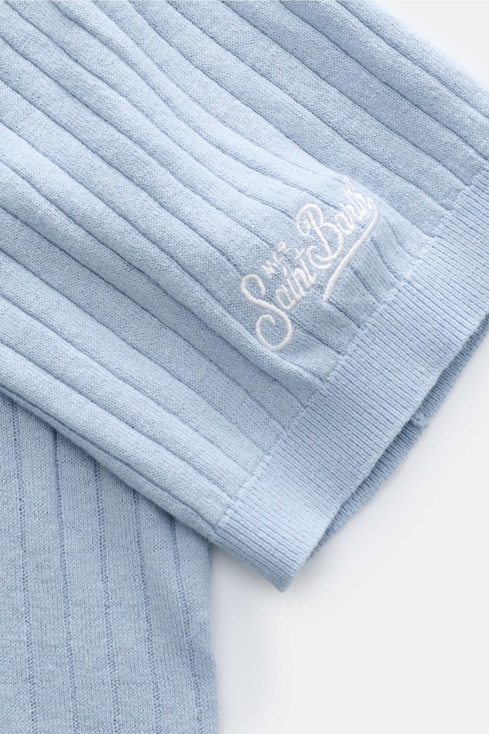 MC2 Saint Barth Kurzarm-Strickpolo rauchblau, Detailaufnahme von Rippstruktur und Sticklogo, weicher Leinen-Baumwoll-Mix, Slim Fit, Saumschlitze.