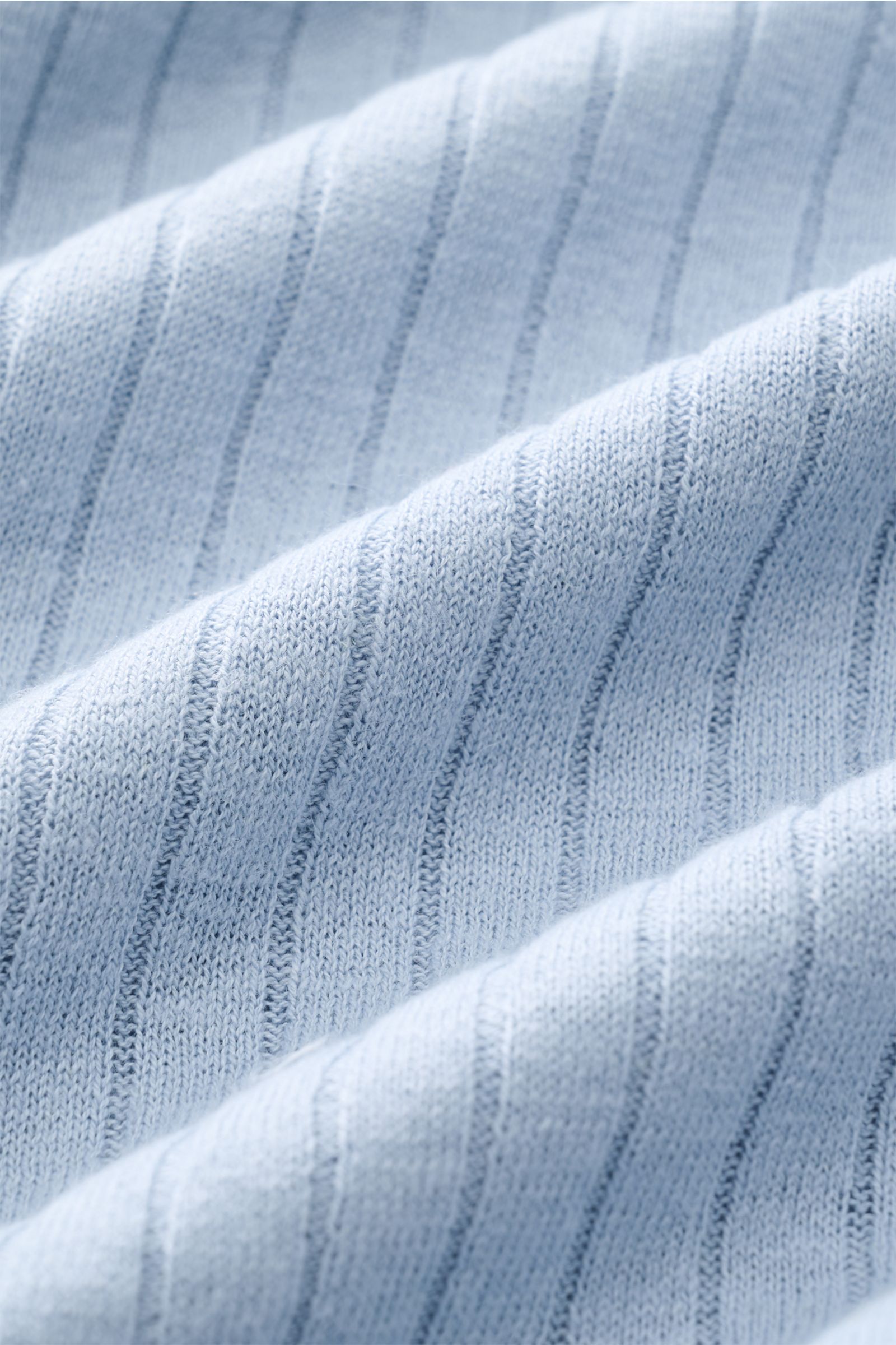 Nahaufnahme des feinen Strickbilds des MC2 Saint Barth Kurzarm-Strickpolo rauchblau aus Leinen-Baumwoll-Mix.