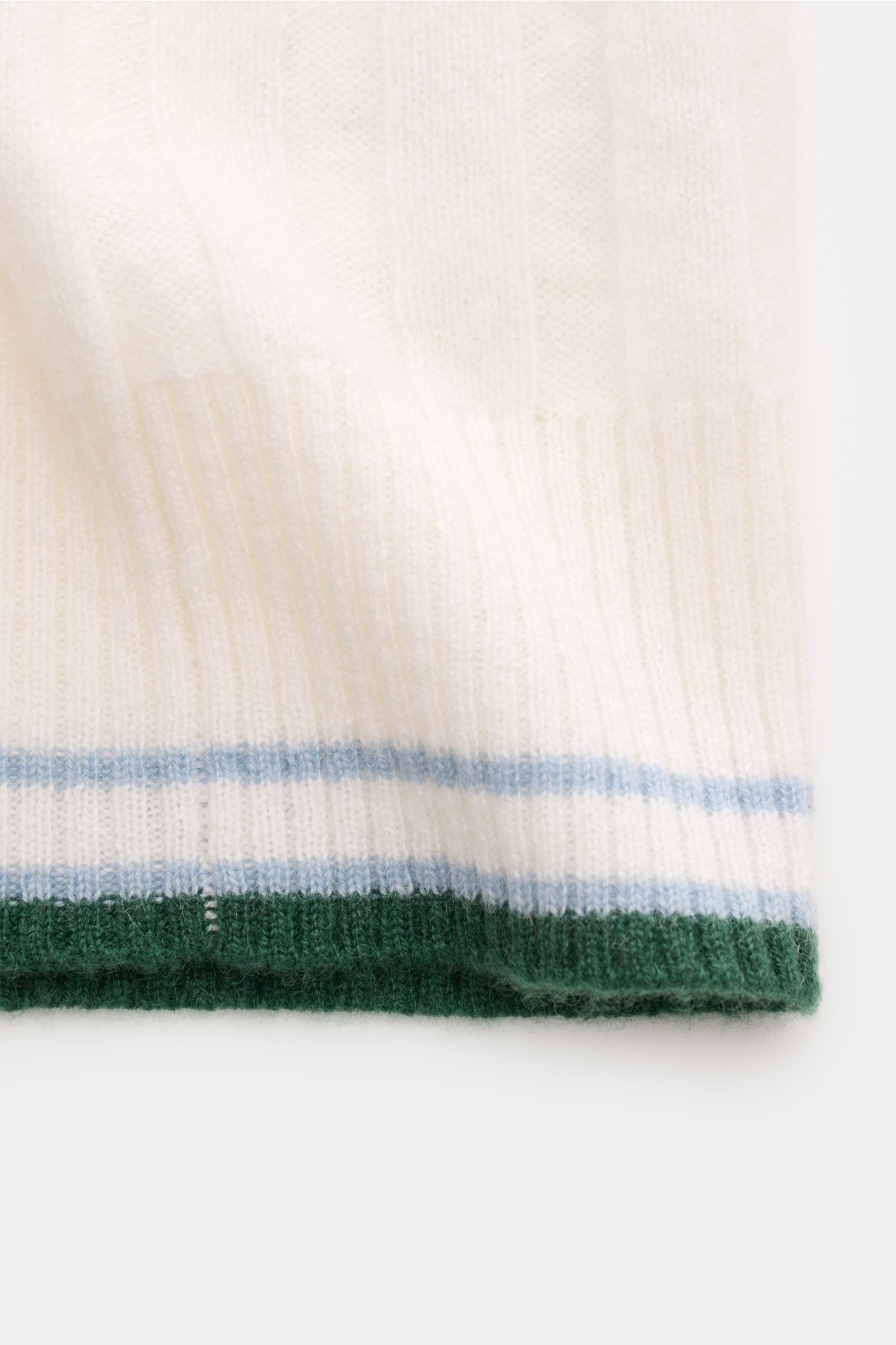Nahaufnahme des FTC Cashmere Kurzarm-Strickpolo creme, Rippstrick-Bund mit farblich abgesetzten Streifen in Blau und Grün, feines Strickbild.