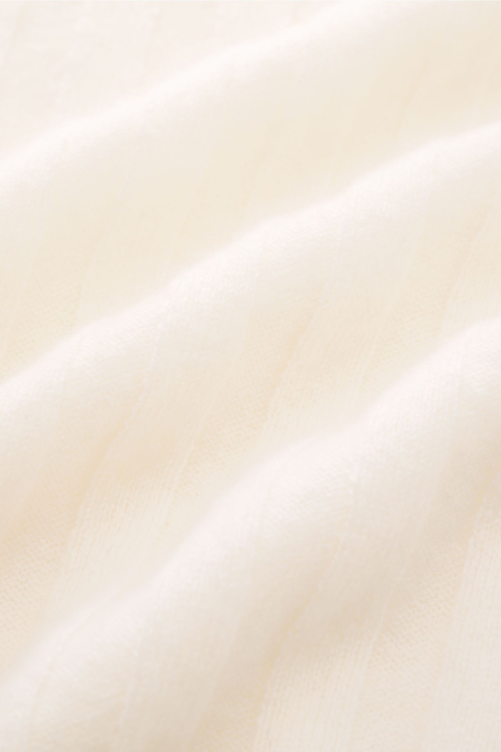 FTC Cashmere Kurzarm-Strickpolo creme im breiten Rippstrick mit farblich abgesetzten Streifen, Polokragen, zwei Knöpfen, seitliche Nahaufnahme