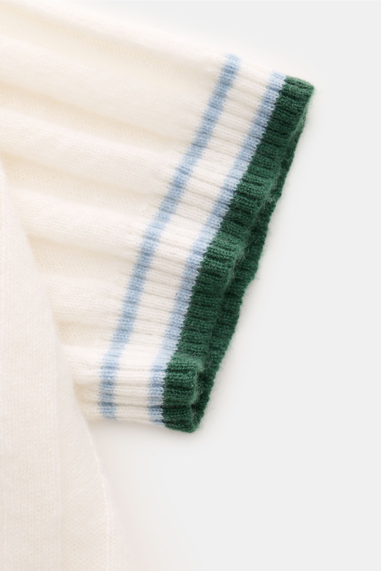 FTC Cashmere Kurzarm-Strickpolo creme, Nahaufnahme des Ärmels mit breitem Rippstrick, farblich abgesetzten Streifen, softer Griff aus reinem Cashmere.