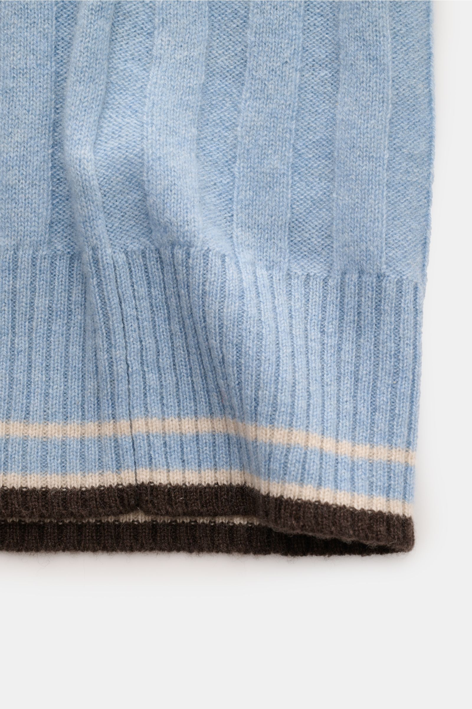 Nahaufnahme des FTC Cashmere Kurzarm-Strickpolo hellblau im breiten Rippstrick-Design, Fokus auf Bund mit farblich abgesetzten Streifen.