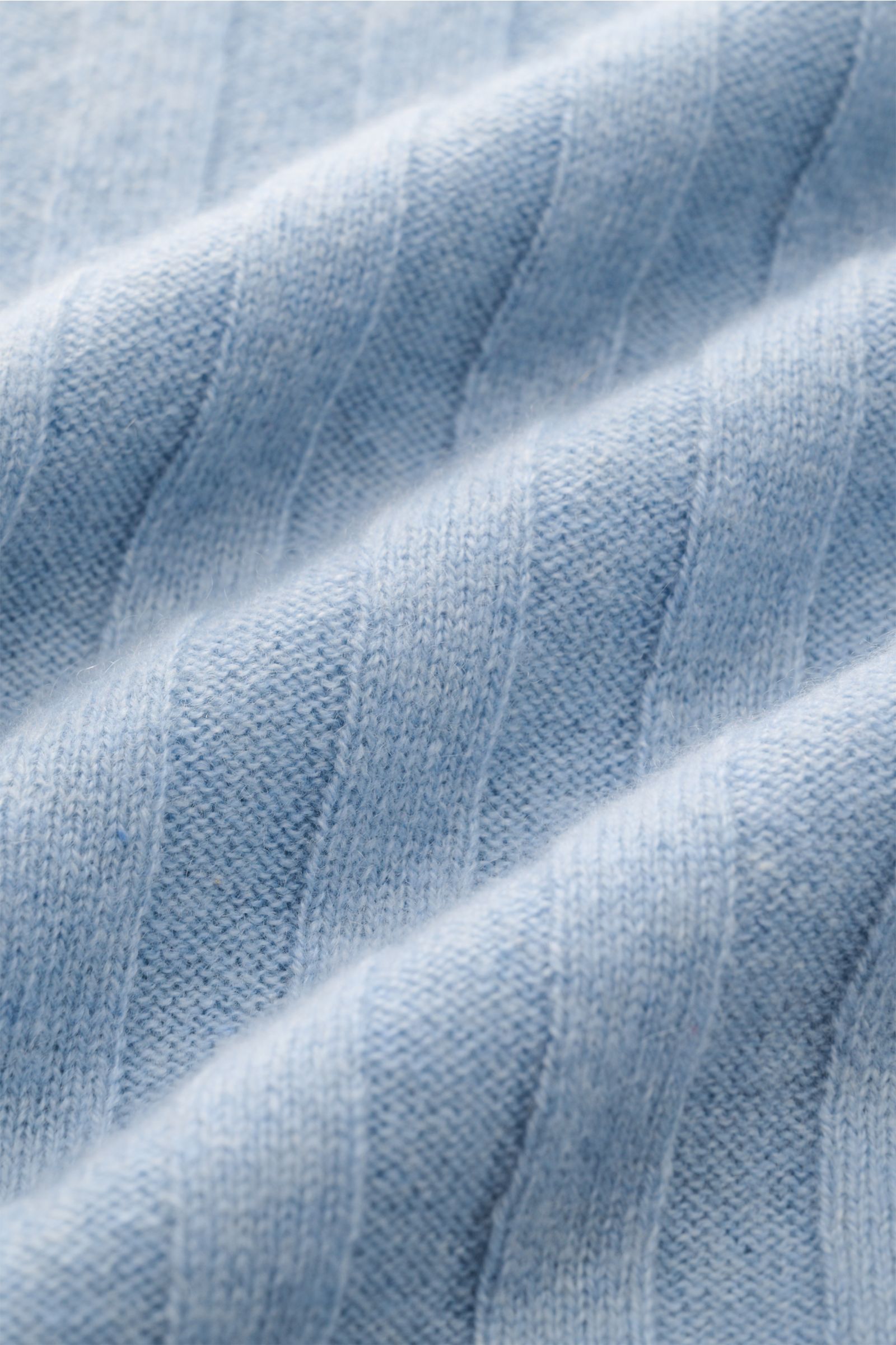 FTC Cashmere Kurzarm-Strickpolo hellblau, Nahaufnahme des feinen Strickbilds und breiten Rippstrick-Designs aus reinem Cashmere.