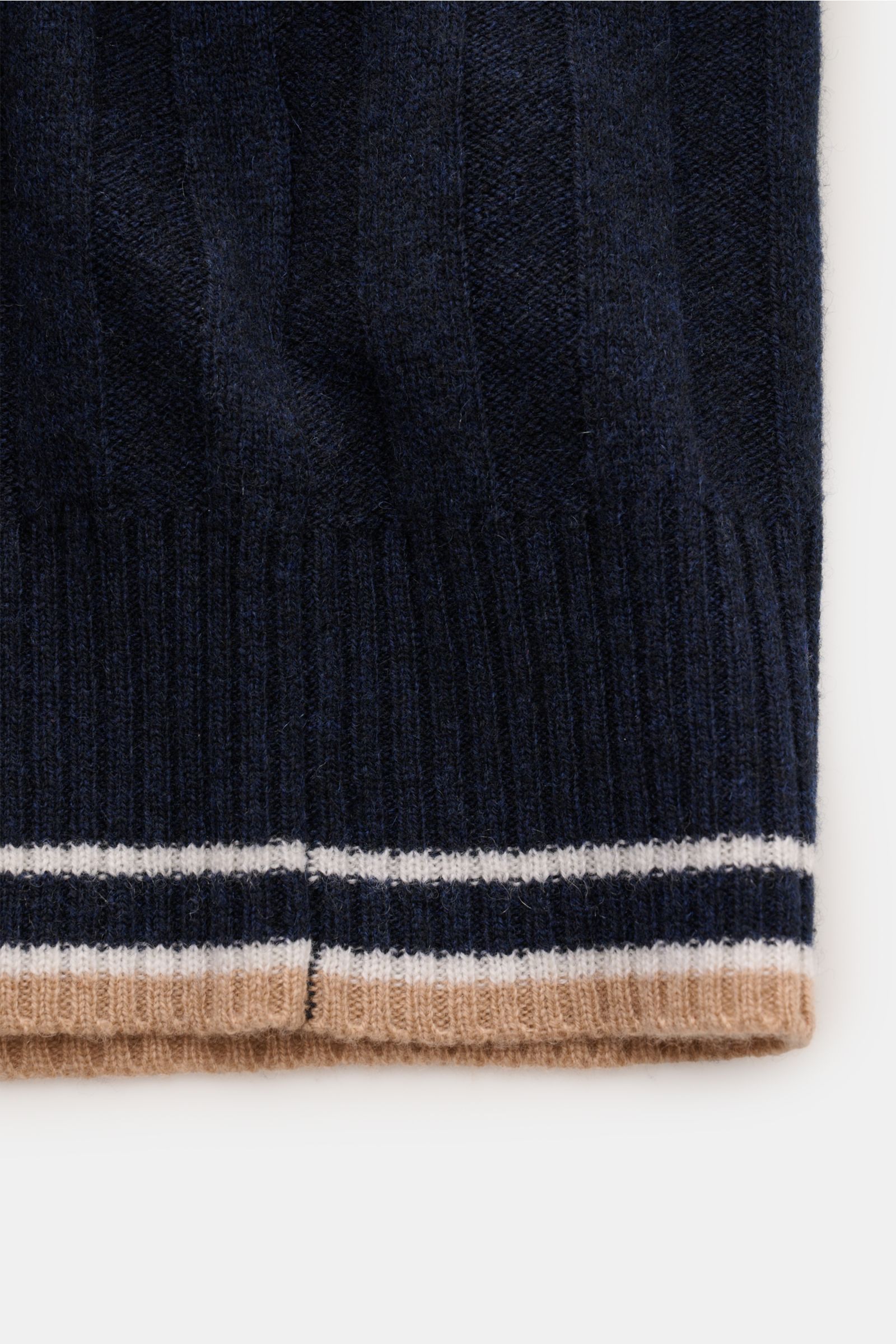 Nahaufnahme des Saums vom FTC Cashmere Kurzarm-Strickpolo navy, breites Rippstrick-Design mit farblich abgesetzten Streifen.