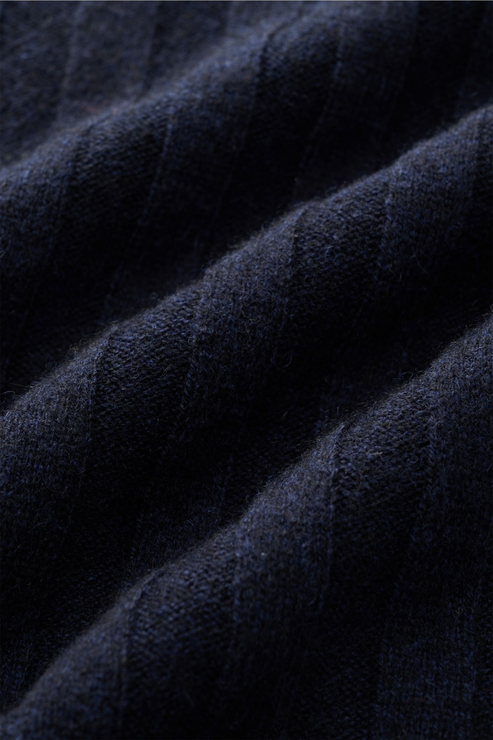 Nahaufnahme des FTC Cashmere Kurzarm-Strickpolo navy in breitem Rippstrick mit feinem Strickbild und farblich abgesetzten Streifen.