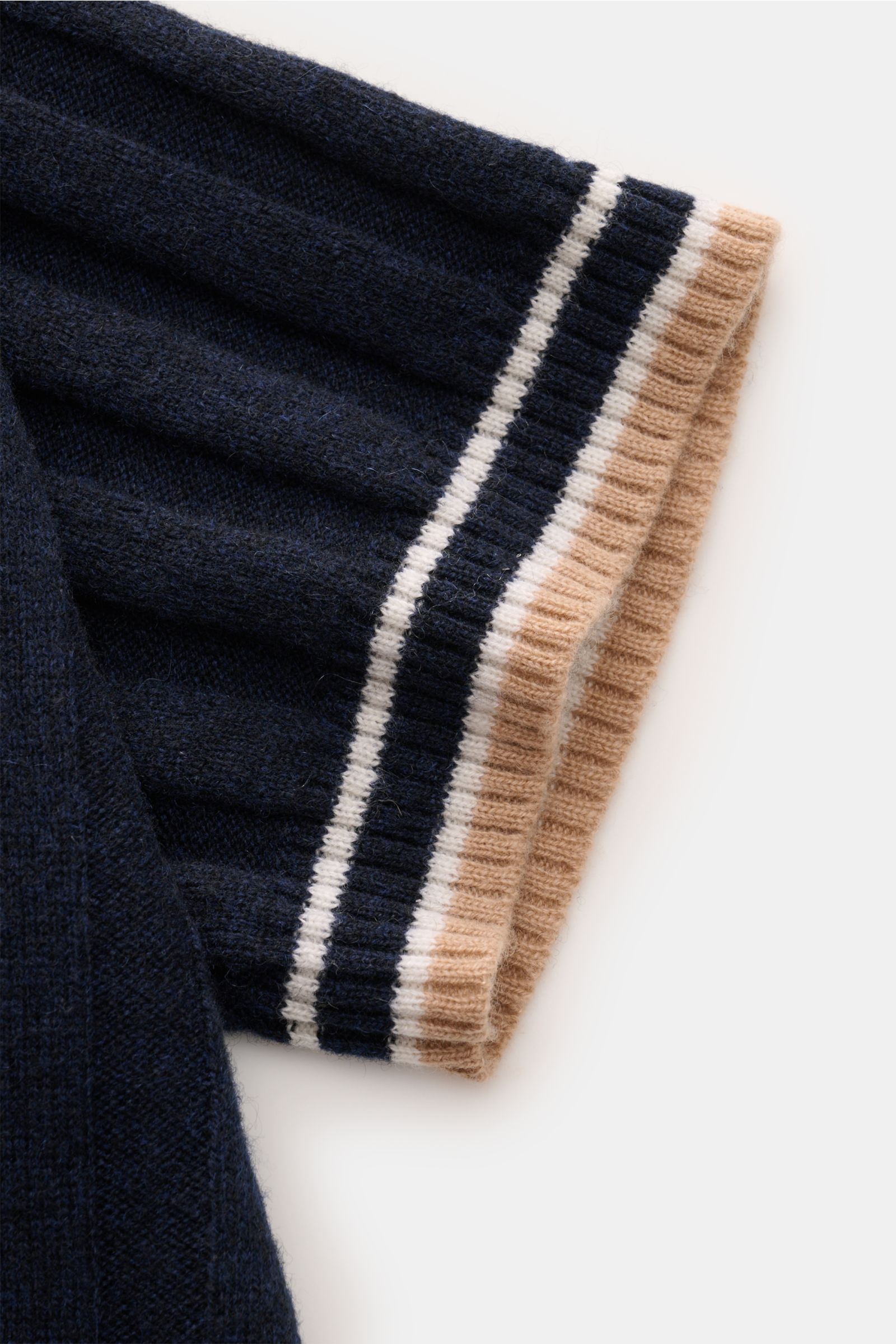 Nahaufnahme des Ärmels vom FTC Cashmere Kurzarm-Strickpolo navy mit breitem Rippstrick, farblich abgesetzten Streifen und flexiblem Bündchen aus reinem Cashmere.