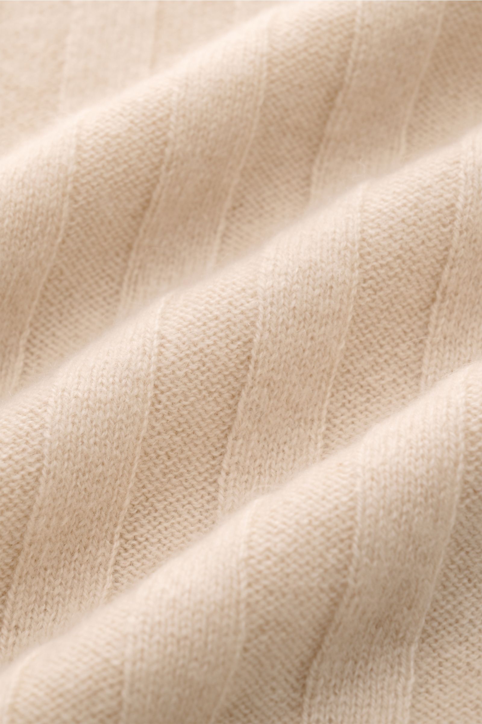 Nahaufnahme des breiten Rippstrick-Designs des FTC Cashmere Kurzarm-Strickpolo beige aus reinem Cashmere mit softem Griff.