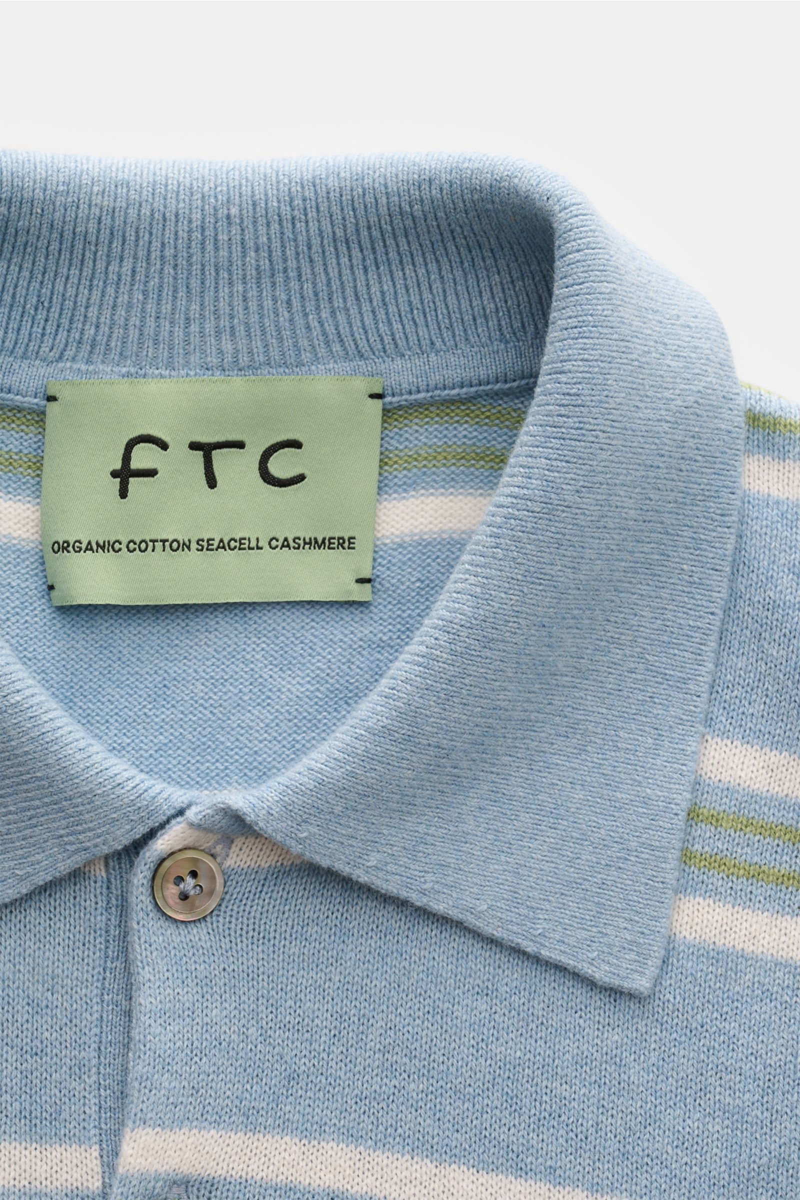 Nahaufnahme von FTC Kurzarm-Strickpolo hellblau/weiß/grün gestreift mit Polokragen, Zwei-Knopf-Leiste und feinem Strickbild aus Baumwolle, SeaCell, Cashmere.