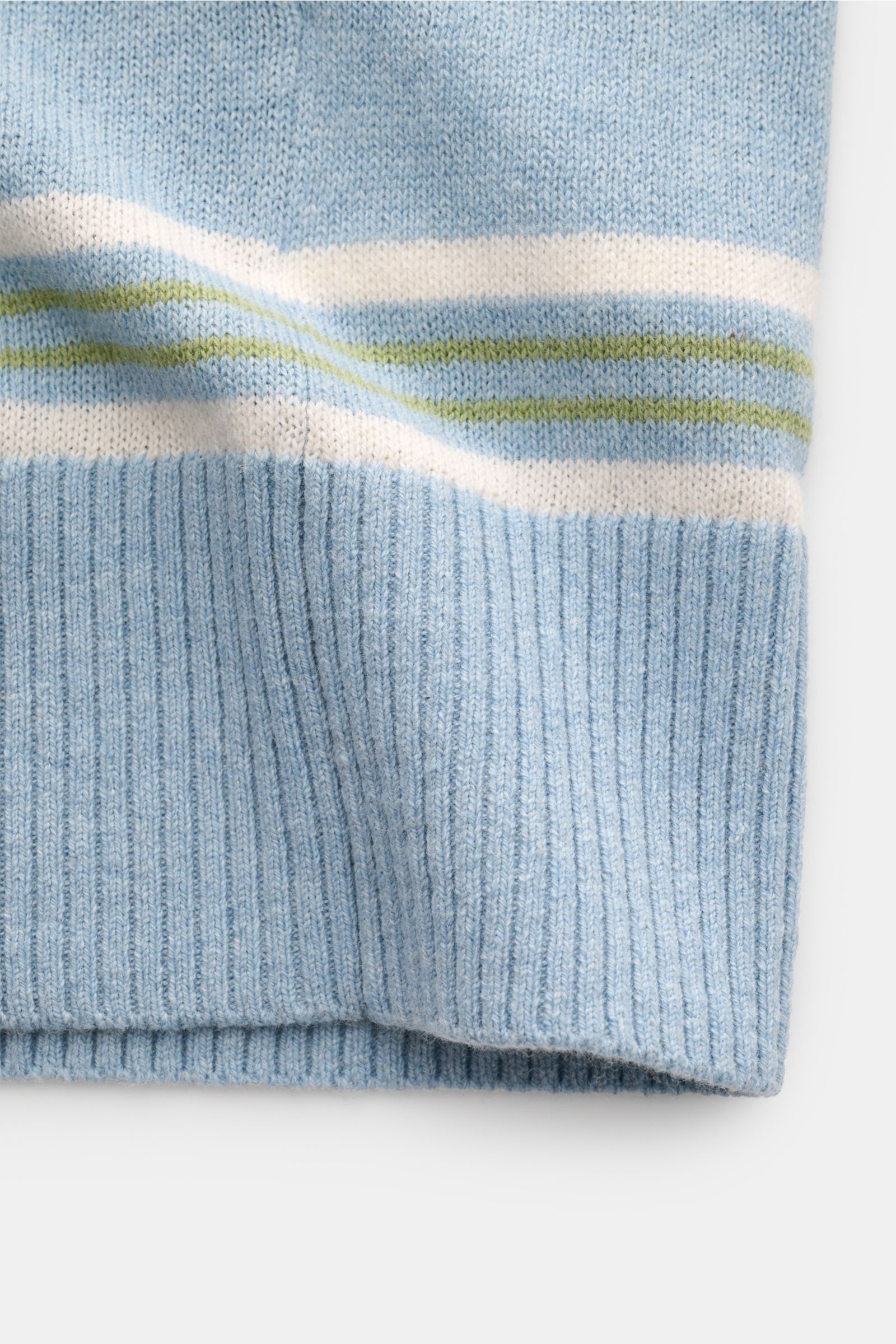 Nahaufnahme des FTC Kurzarm-Strickpolo hellblau/weiß/grün gestreift von unten, zeigt weiches Strickbild und flexible Rippbündchen.