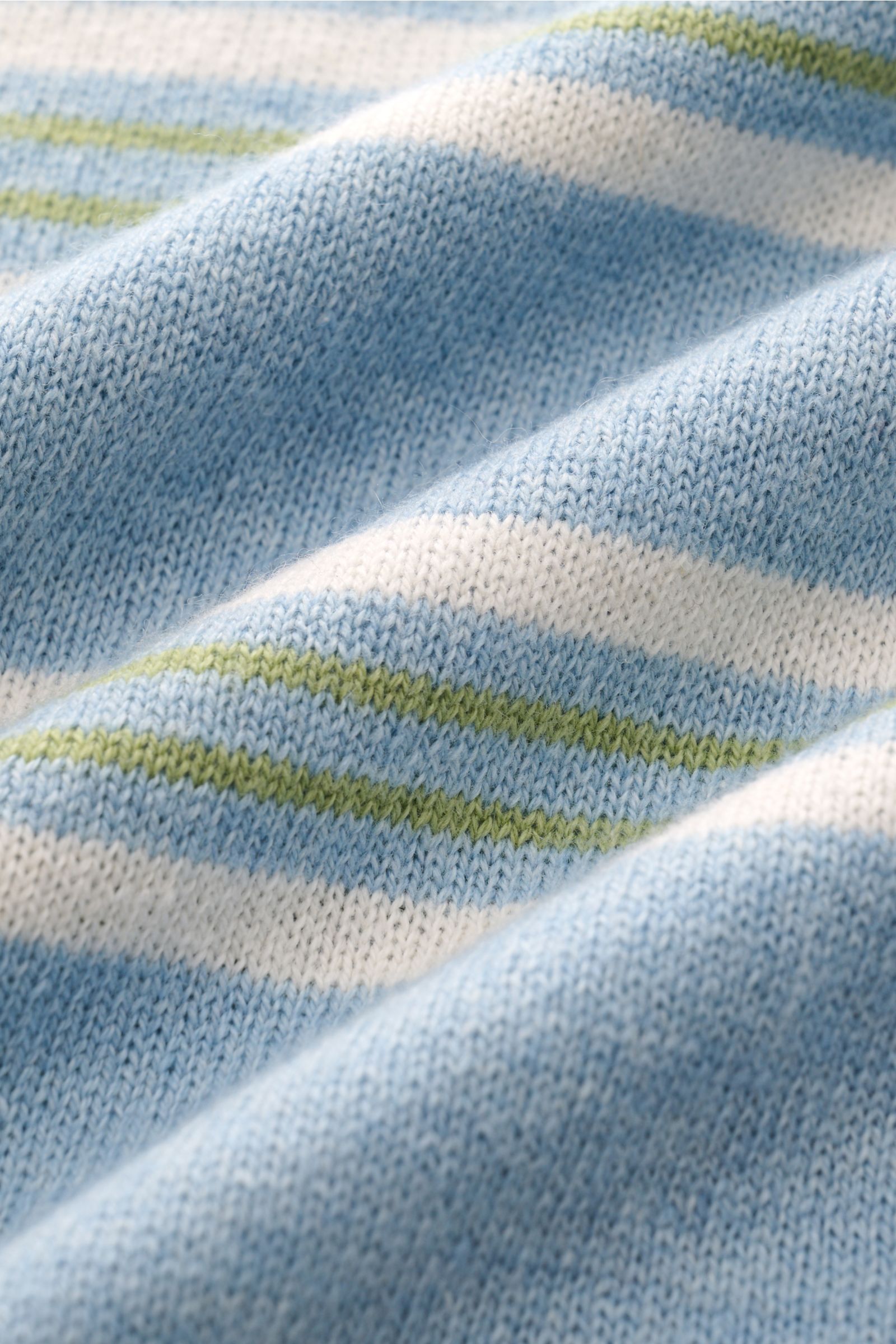 Nahaufnahme des fein gestrickten, hellblau/weiß/grün gestreiften FTC Kurzarm-Strickpolo mit softem Griff und feinem Streifenmuster.