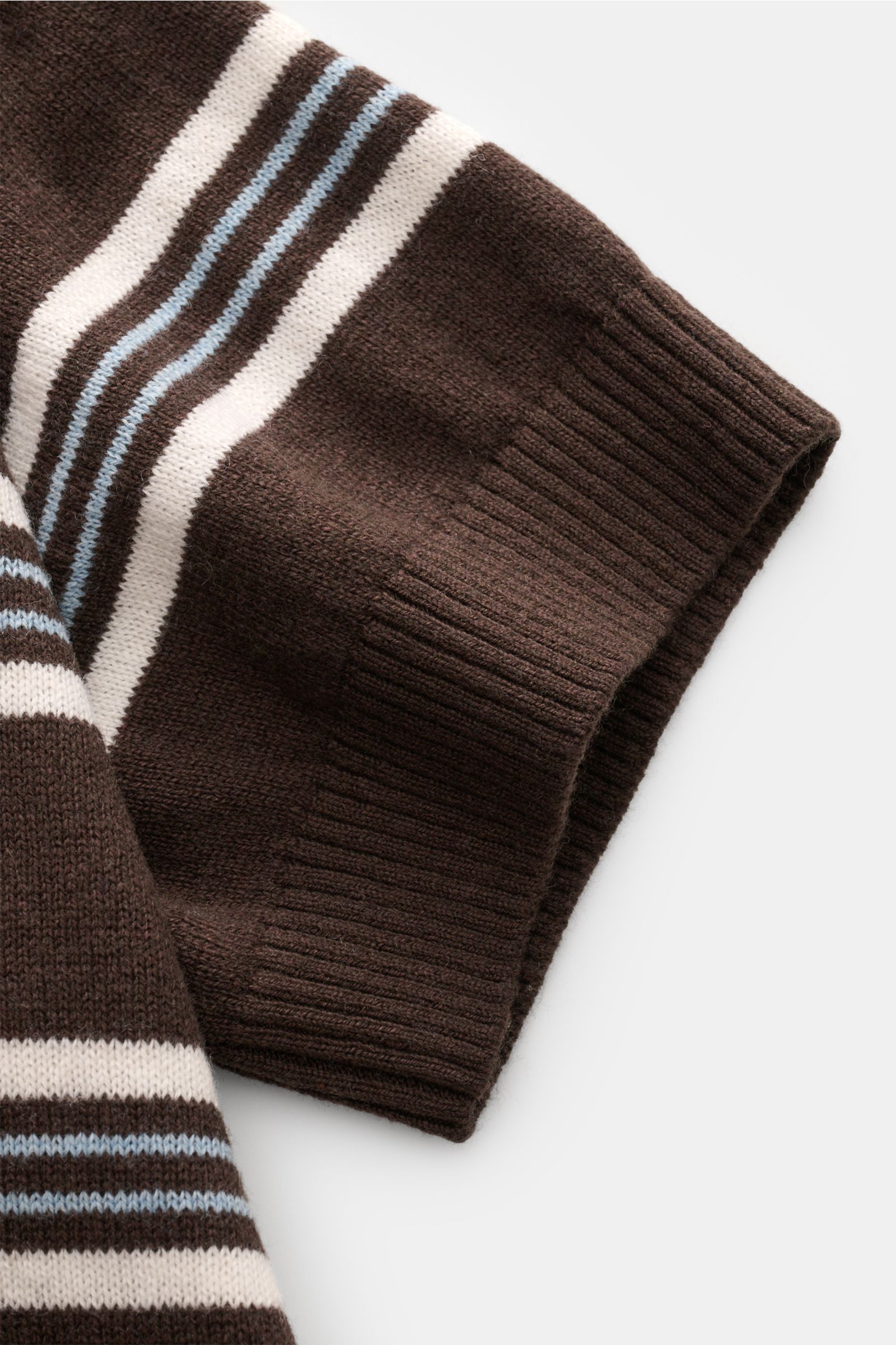 FTC Kurzarm-Strickpolo dunkelbraun/creme/hellblau gestreift, Detailaufnahme Ärmel mit feinem Strickbild und flexiblen Rippbündchen.