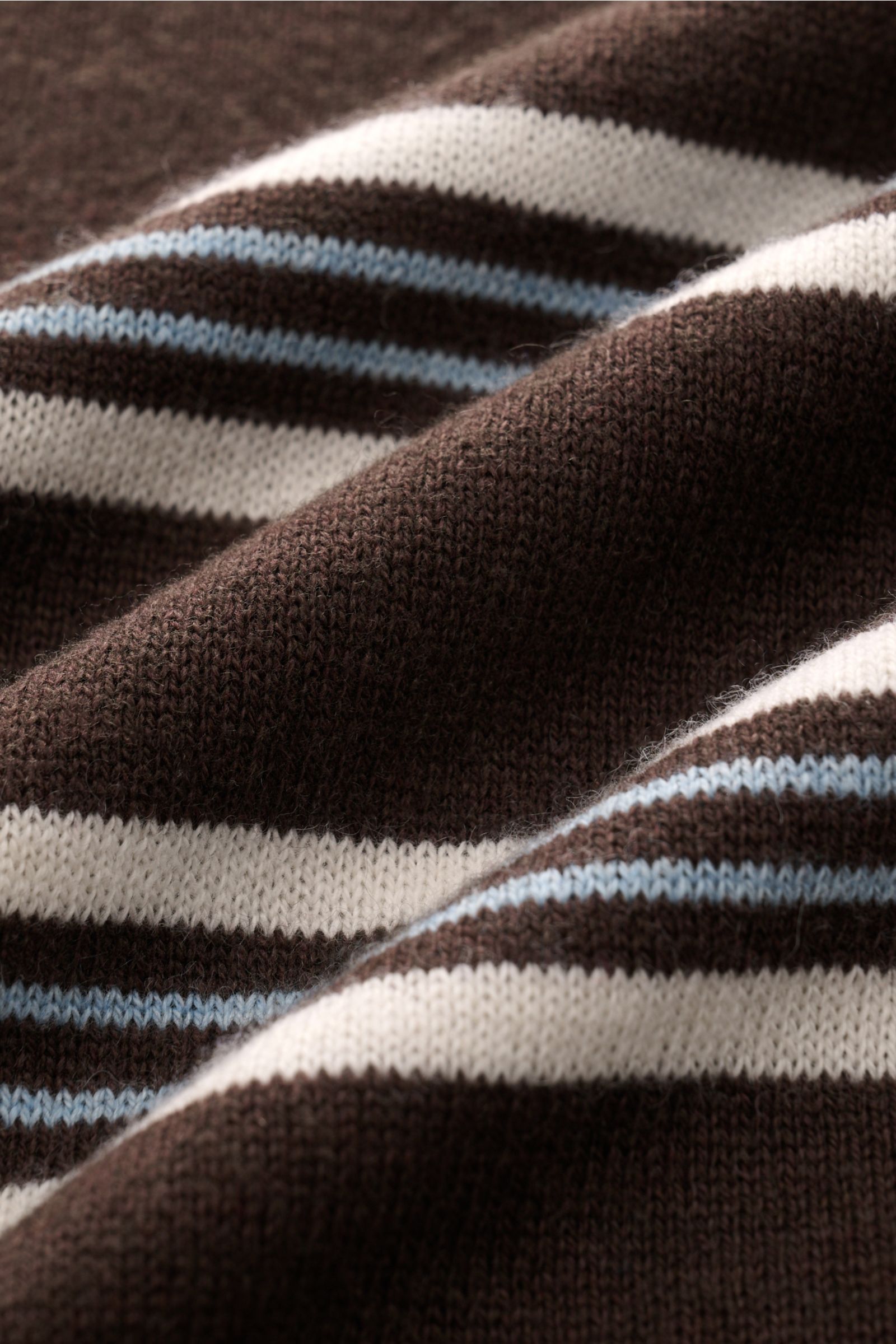 Nahaufnahme des FTC Kurzarm-Strickpolo dunkelbraun/creme/hellblau gestreift aus Baumwolle, SeaCell und Cashmere mit feinem Strickbild.