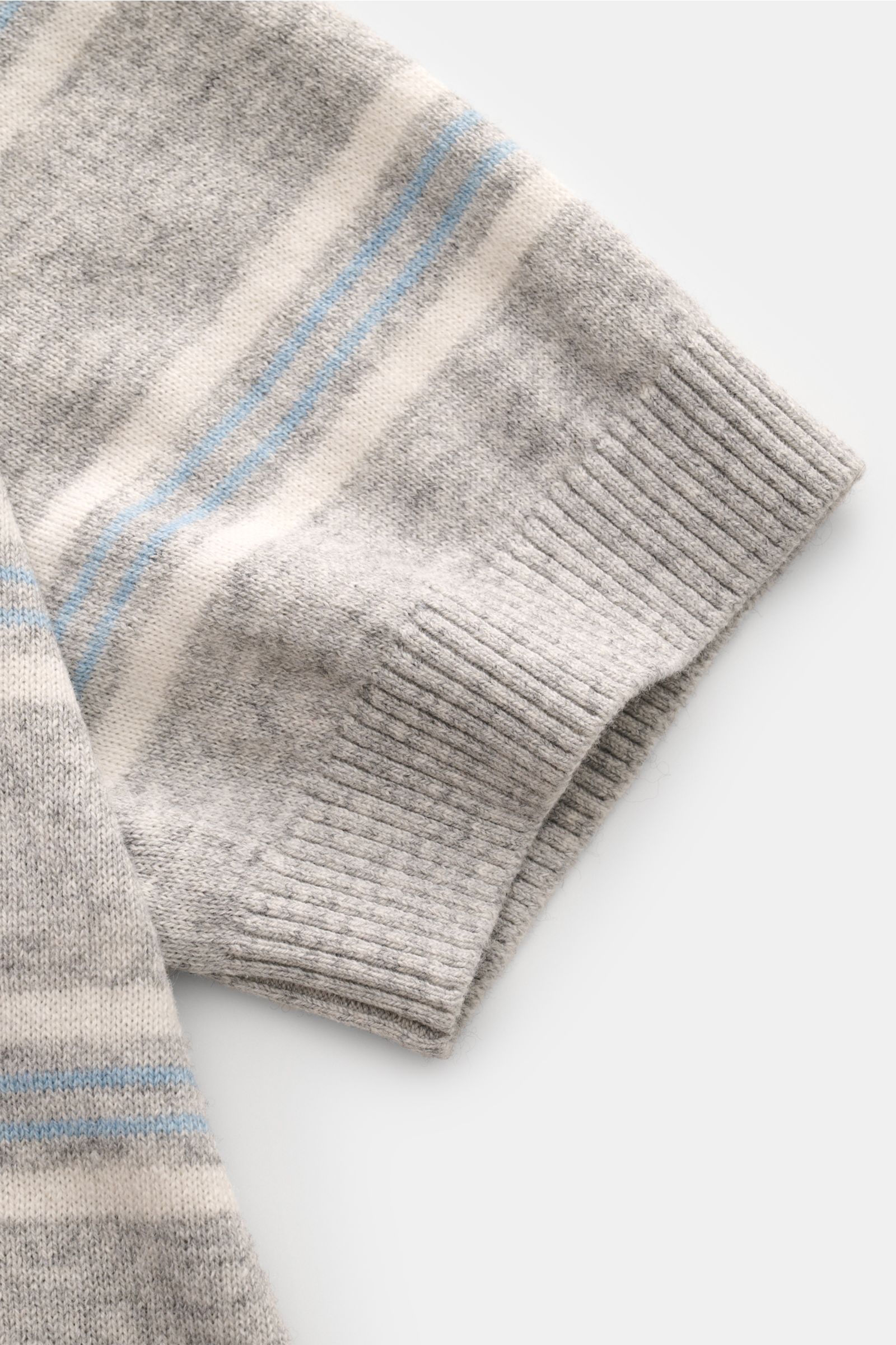 Nahaufnahme des Ärmels vom FTC Kurzarm-Strickpolo grau/hellblau/weiß gestreift aus Baumwolle, SeaCell und Cashmere mit feinem Strickbild.