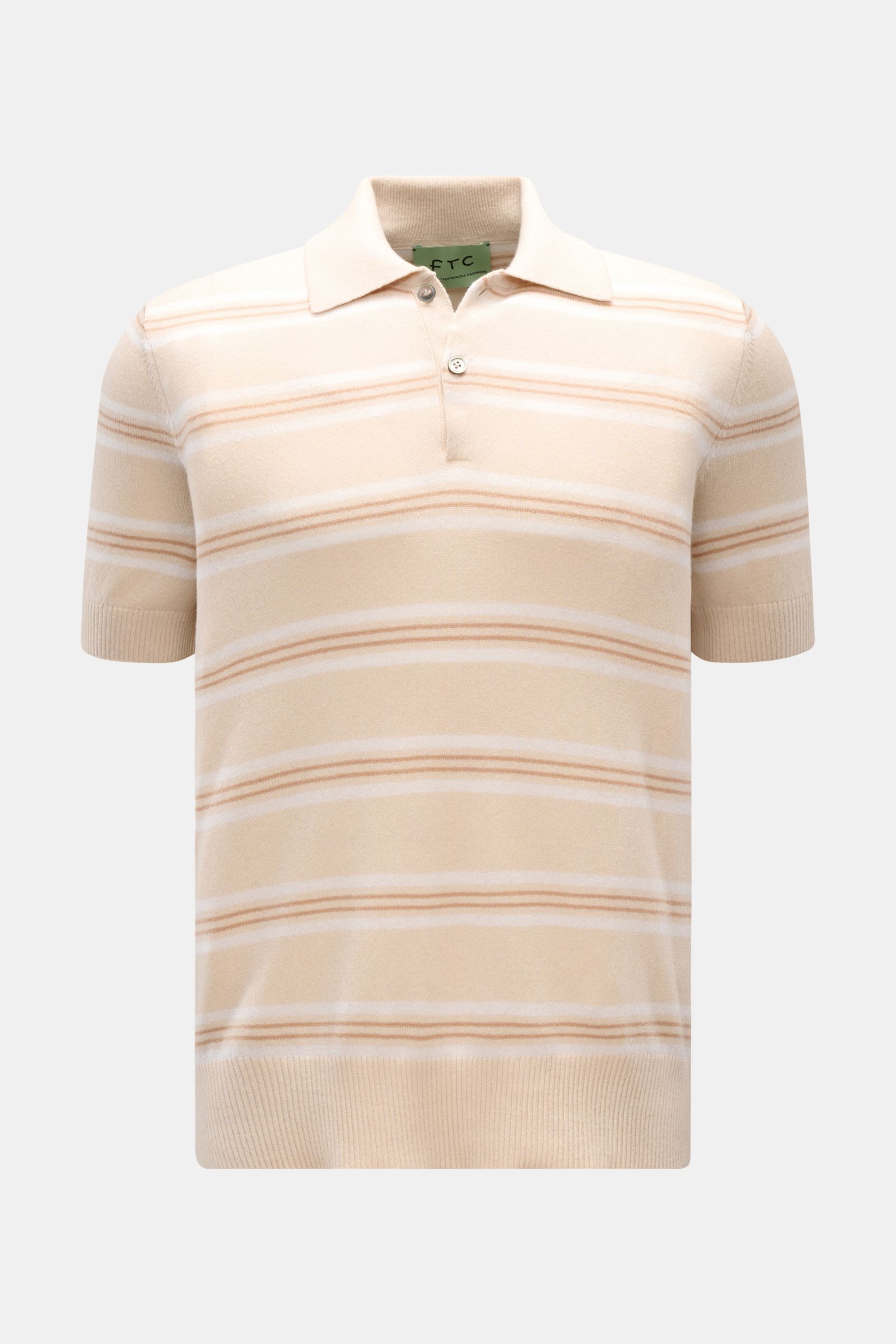 Frontale Nahaufnahme des FTC Kurzarm-Strickpolo beige/creme/hellbraun gestreift mit Slim Fit, Polokragen, Zwei-Knopf-Leiste und feinem Streifen-Strick.