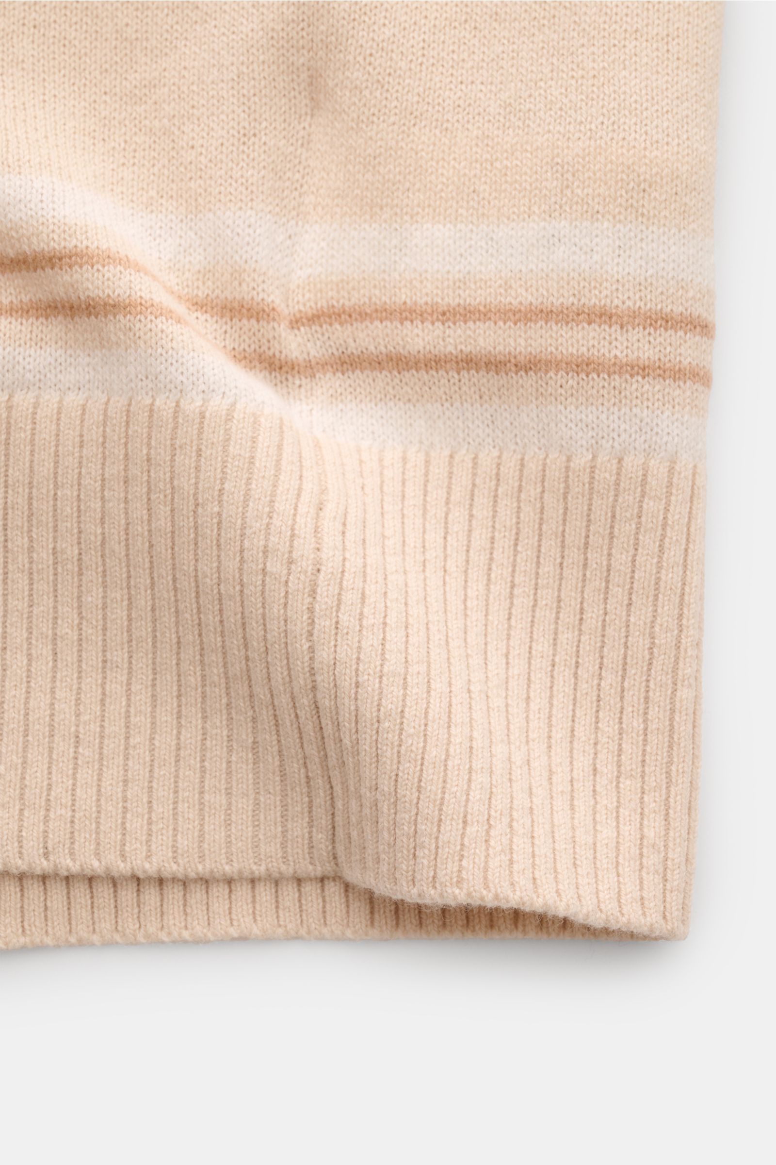 Nahaufnahme des Saumabschlusses des FTC Kurzarm-Strickpolo beige/creme/hellbraun gestreift mit feinem Strickbild und flexiblem Rippbündchen.