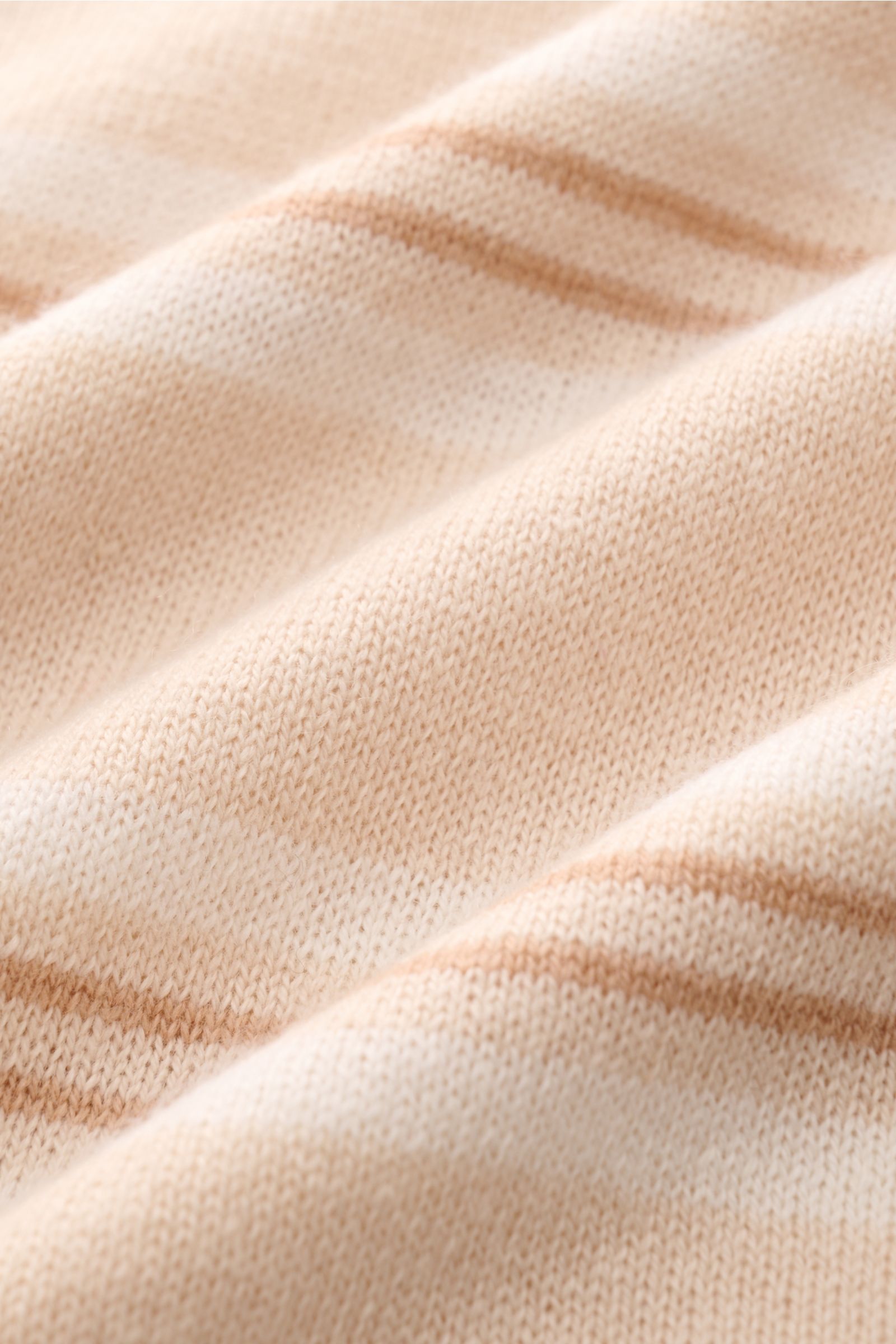 Nahaufnahme des FTC Kurzarm-Strickpolo beige/creme/hellbraun gestreift mit feinem Strickbild, zwei Knöpfen und weichem Materialmix aus Baumwolle, SeaCell und Cashmere.
