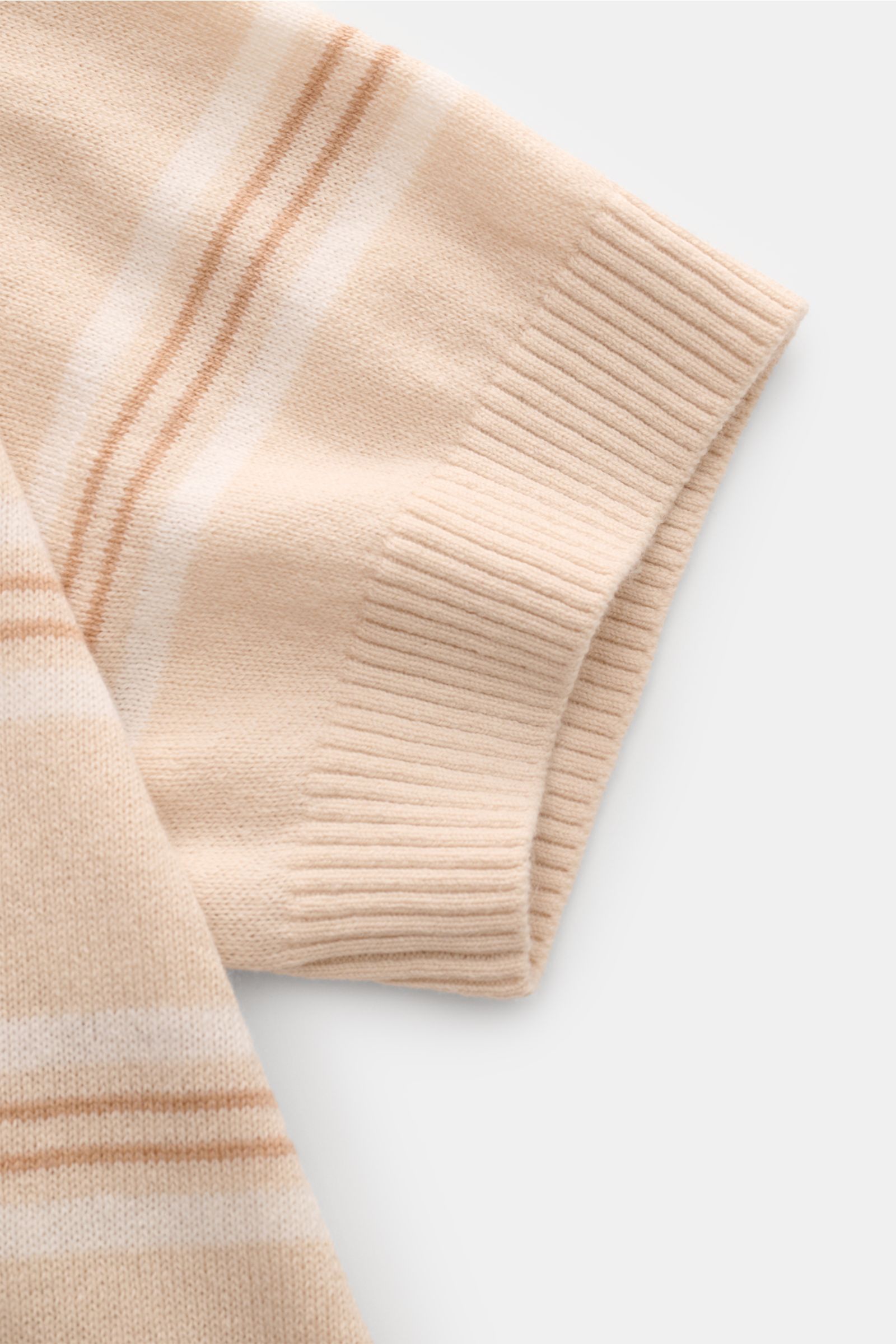 Nahaufnahme des Ärmels vom FTC Kurzarm-Strickpolo beige/creme/hellbraun gestreift aus Baumwolle, SeaCell, Cashmere mit feinem Streifen-Design, Slim Fit, Polokragen und flexiblen Rippbündchen.