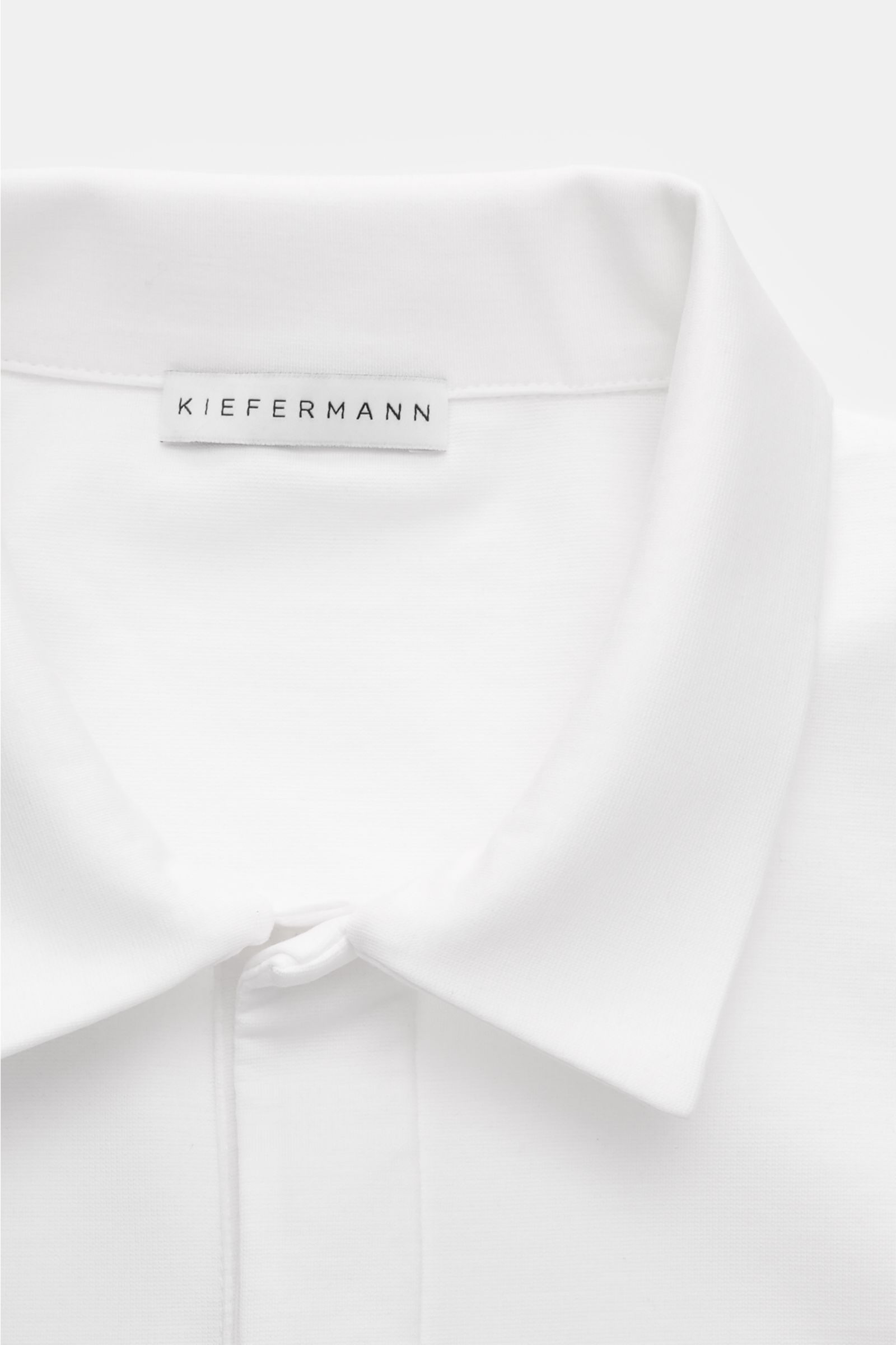 Kiefermann Jersey-Poloshirt 'Aodhan' weiß, Slim Fit mit konfektioniertem Polokragen, verdeckter Drei-Knopf-Leiste, glatter Griff aus Lyocell-Microfaser, Nahaufnahme von oben.