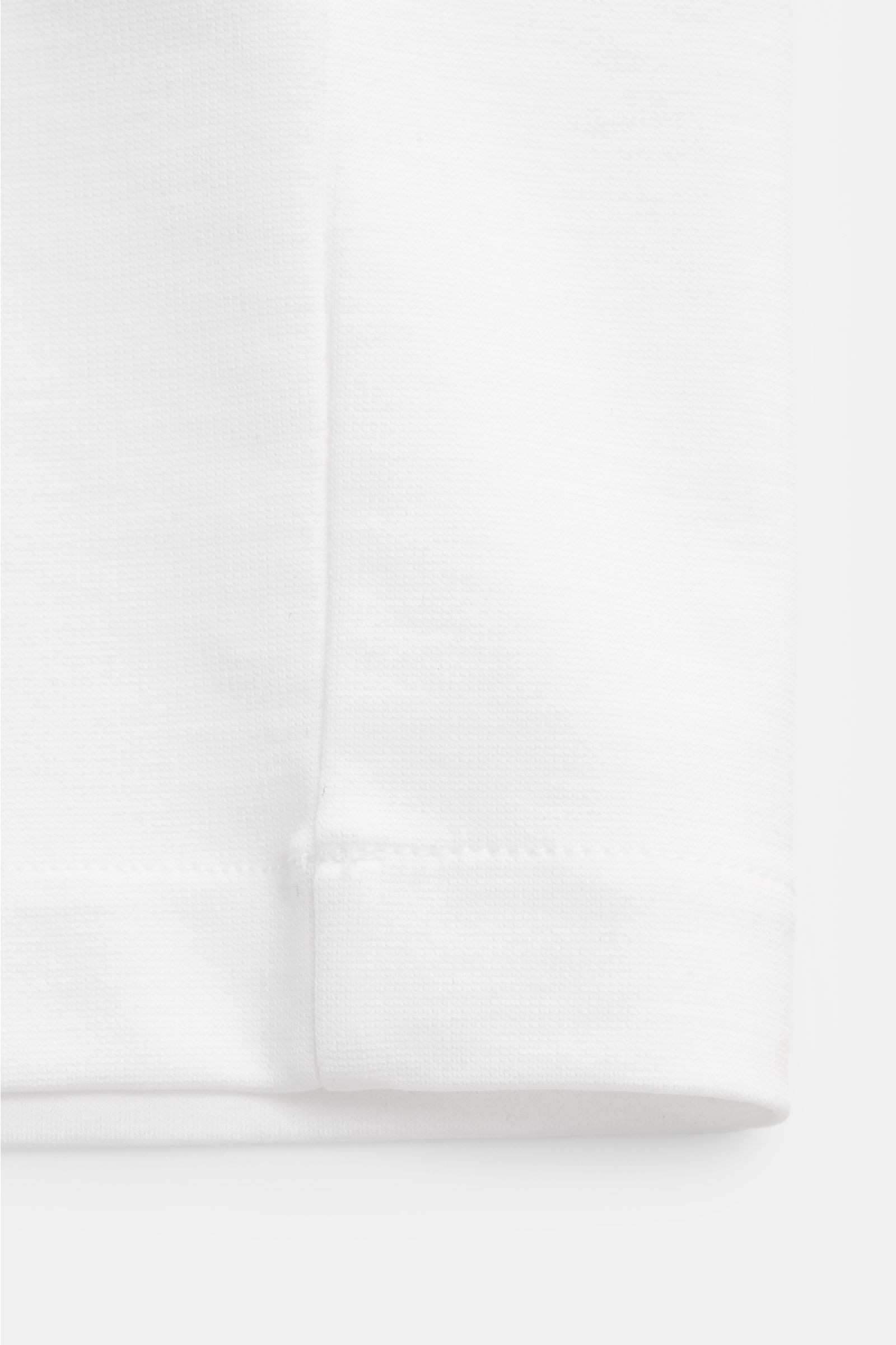 Kiefermann Jersey-Poloshirt 'Aodhan' weiß, Nahaufnahme der Ärmelpartie in Slim Fit, feinster Lyocell-Microfaser-Mix, glatter Griff, verdeckte Drei-Knopf-Leiste.