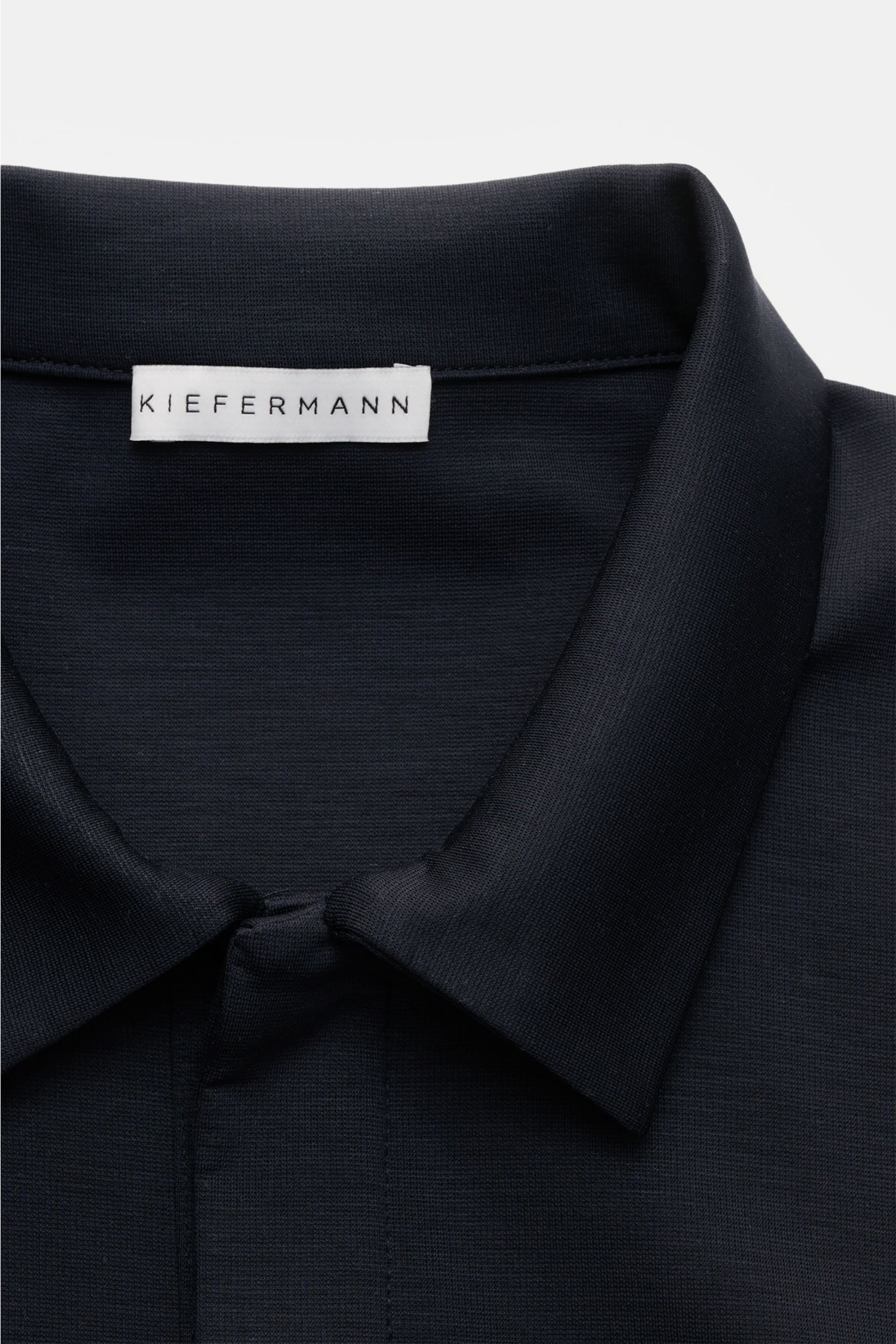 Nahaufnahme des Kiefermann Jersey-Poloshirts 'Aodhan' navy, Slim Fit mit konfektioniertem Polokragen und verdeckter Drei-Knopf-Leiste, glatter Griff, aus elastischem Lyocell-Microfaser-Mix, Frontperspektive.