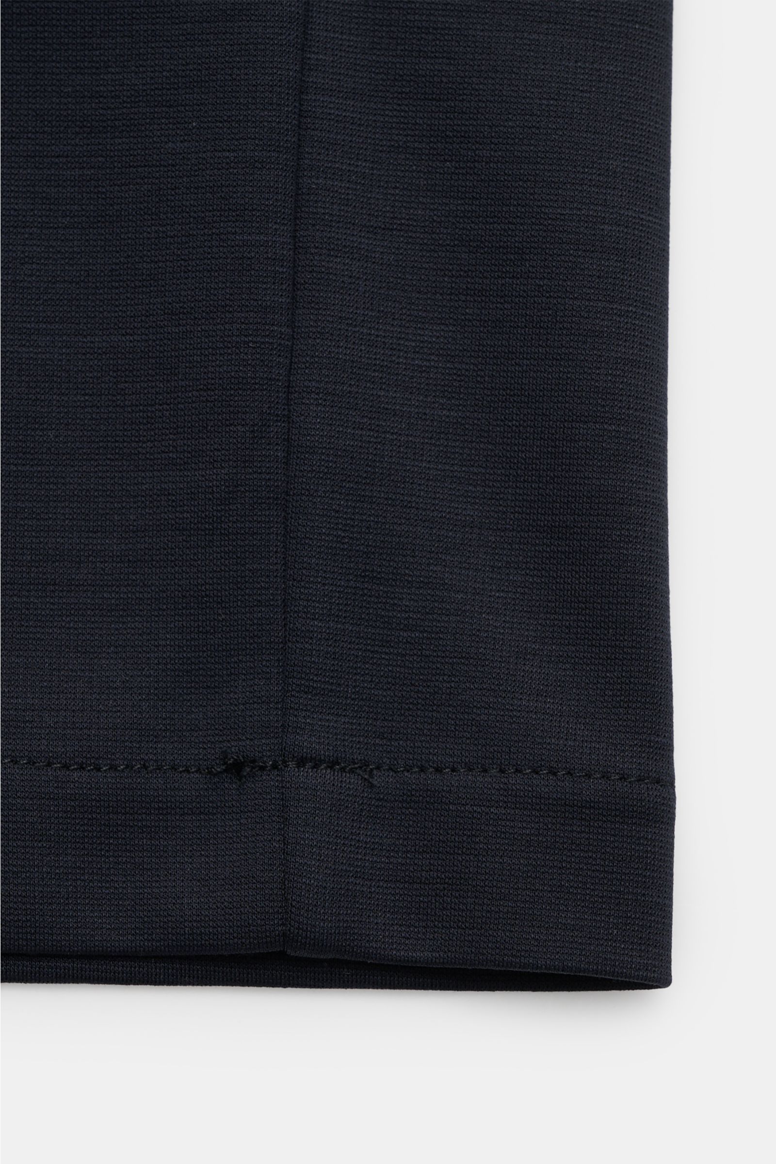 Nahaufnahme des Saums vom Kiefermann Jersey-Poloshirt 'Aodhan' navy, feinster Lyocell-Microfaser-Mix, glatter Griff, Slim Fit.