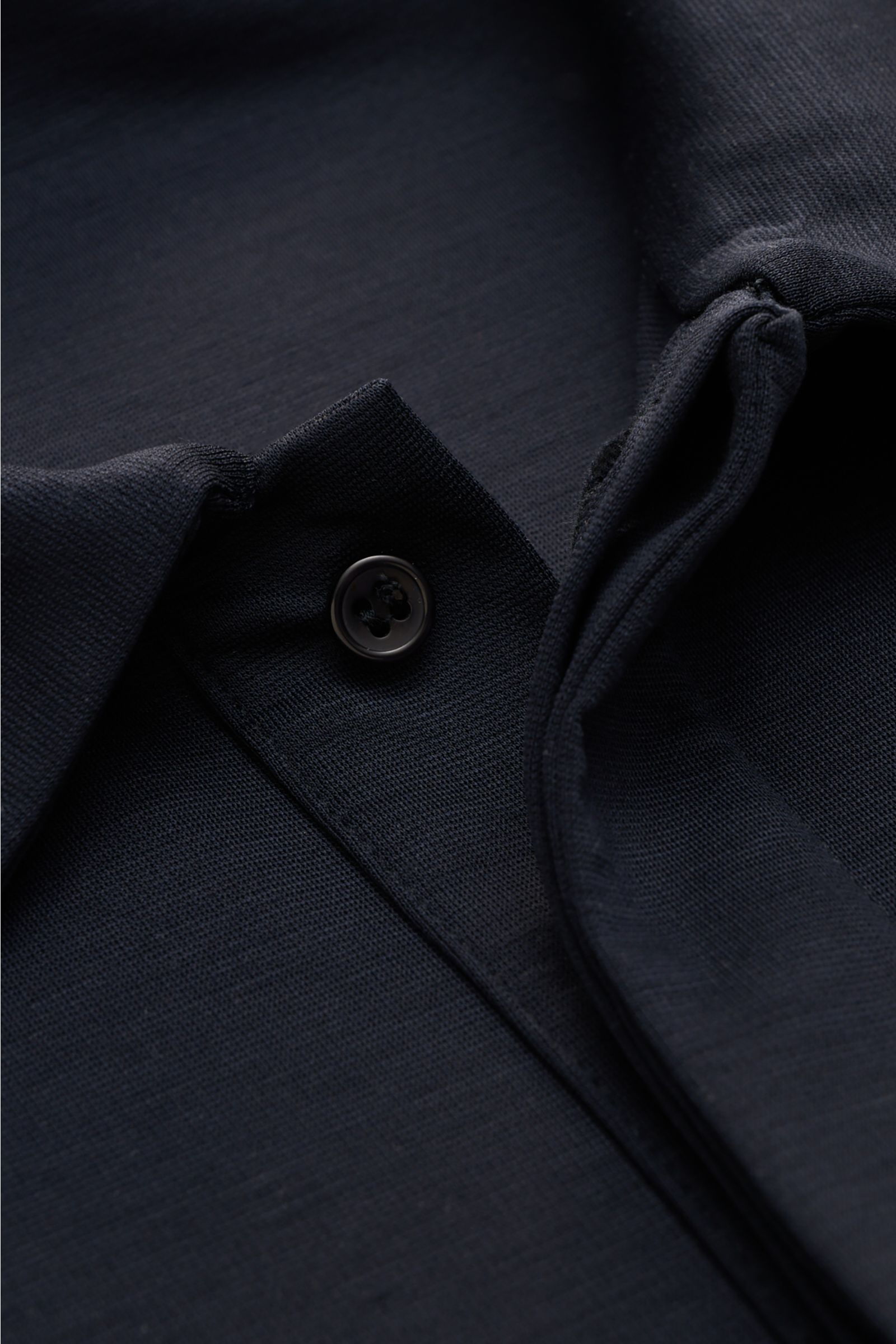 Nahaufnahme des Kiefermann Jersey-Poloshirt 'Aodhan' navy von oben, Slim Fit mit verdeckter Drei-Knopf-Leiste, glattem Griff aus Lyocell-Microfaser-Mix.