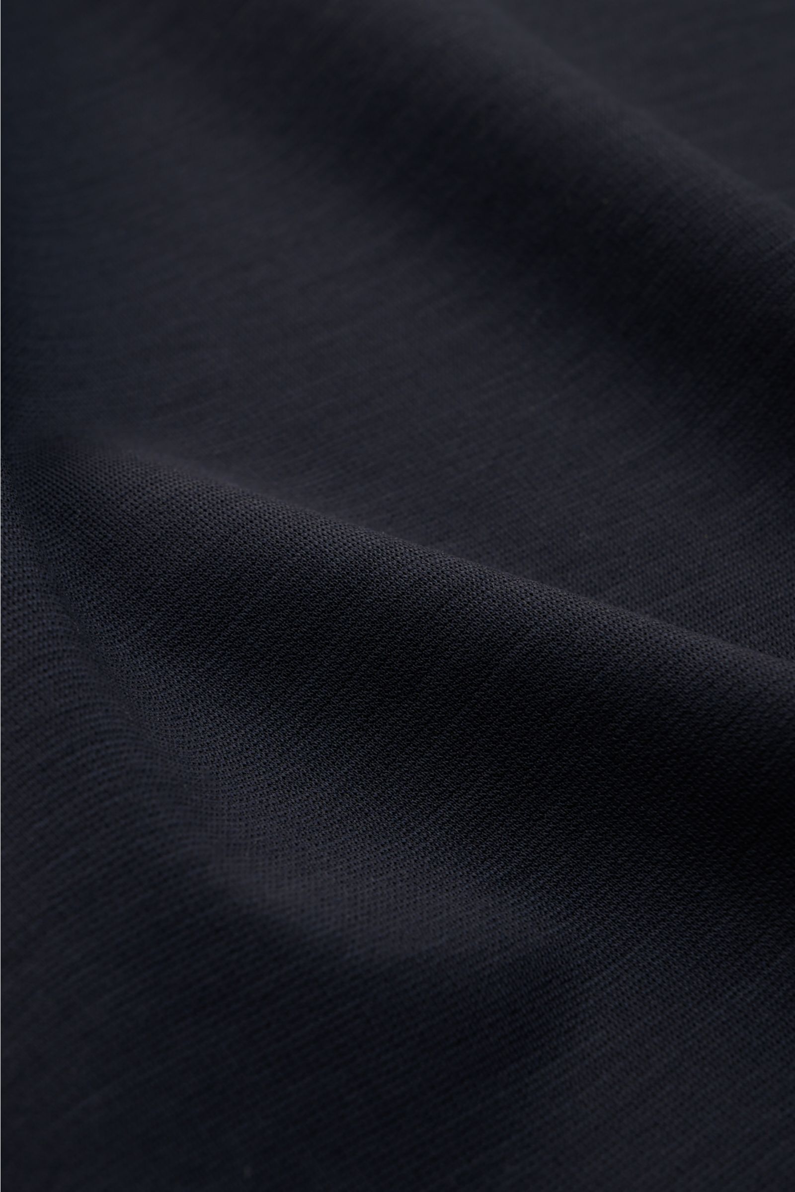 Kiefermann Jersey-Poloshirt 'Aodhan' navy im Detail, Nahaufnahme der glatten, elastischen Lyocell-Microfaser-Jerseyqualität, Slim Fit, verdeckte Drei-Knopf-Leiste, konfektionierter Polokragen.