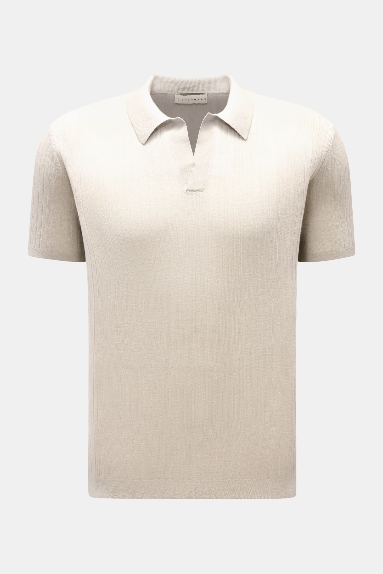 Kiefermann Merino Kurzarm-Strickpolo 'Bortiso' sand, frontale Nahaufnahme, feiner Strukturstrick, Slim Fit, offene Kragenleiste, reine Merinowolle.