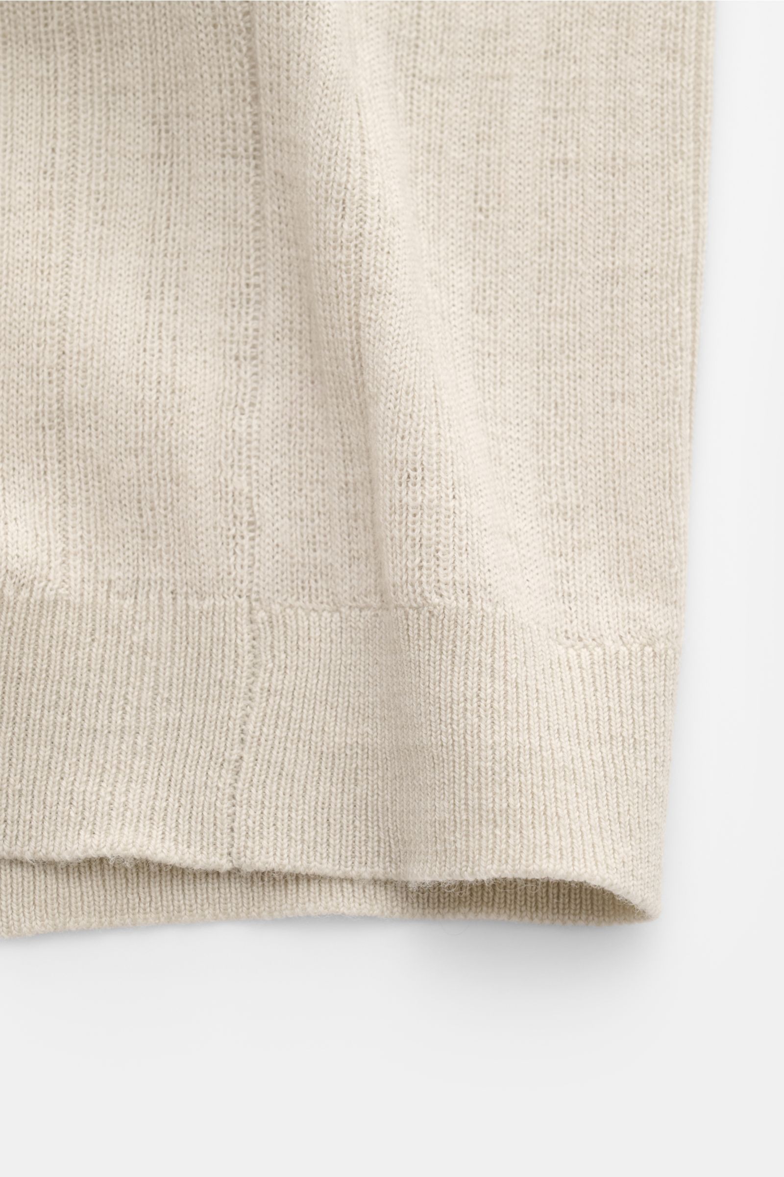 Nahaufnahme des Saums vom Kiefermann Merino Kurzarm-Strickpolo 'Bortiso' sand aus feinem Strukturstrick, reiner Merinowolle, Slim Fit.