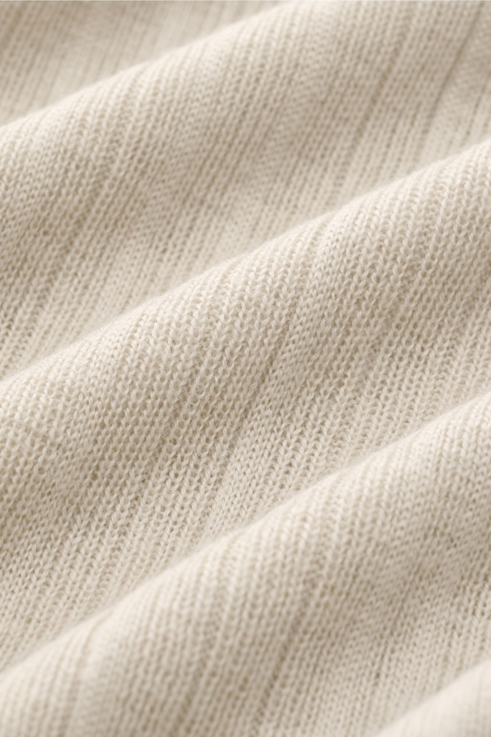 Nahaufnahme des feinen Strukturstricks des Kiefermann Merino Kurzarm-Strickpolo 'Bortiso' sand aus reiner Merinowolle mit softem Griff.