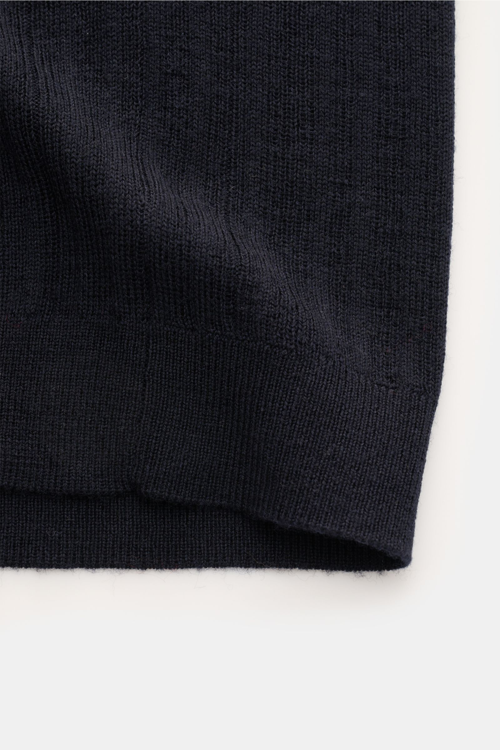 Kiefermann Merino Kurzarm-Strickpolo 'Bortiso' navy aus reiner Merinowolle, Slim Fit, feiner Strukturstrick, Detailaufnahme von Ärmel und Bund.
