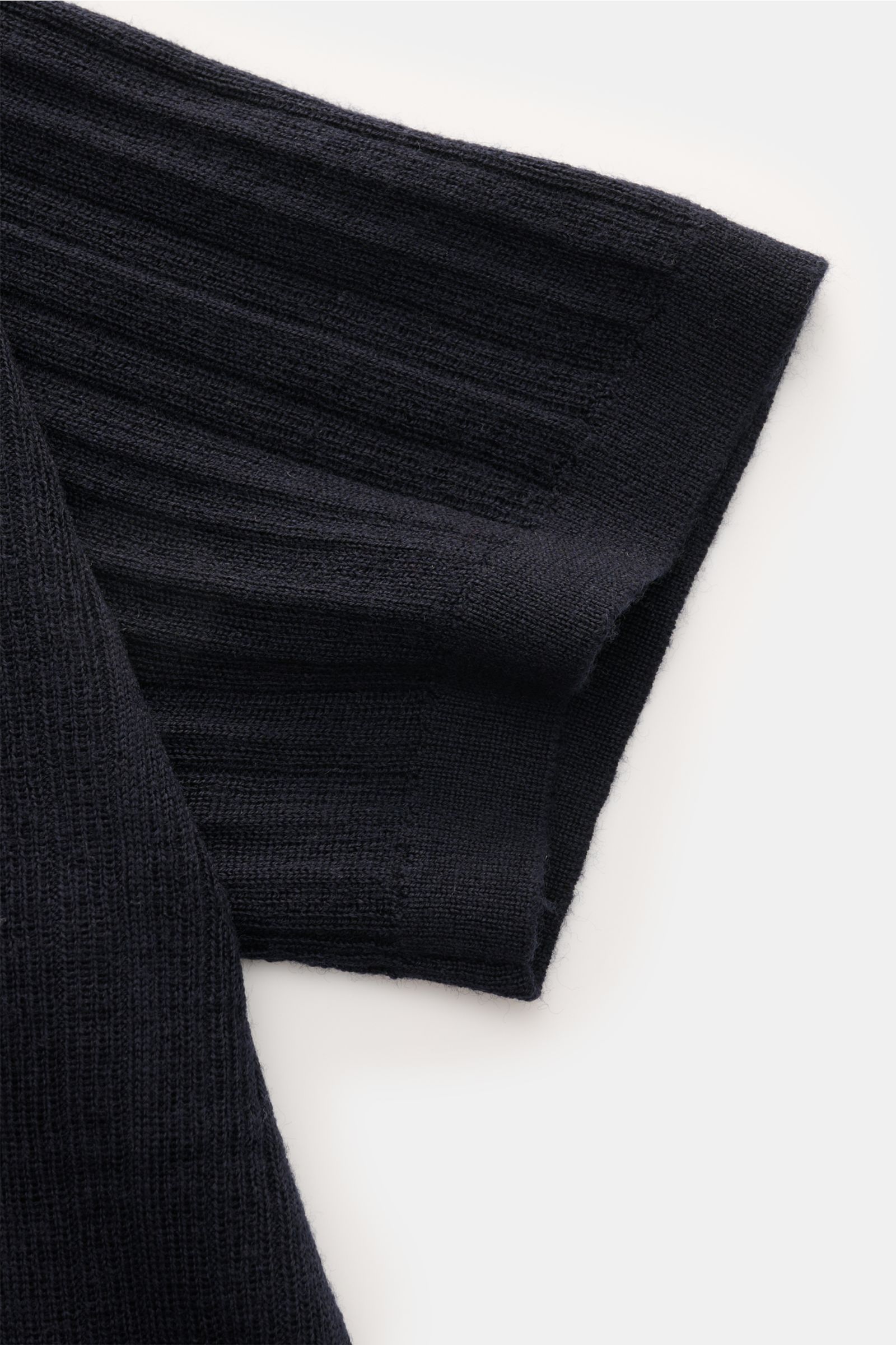 Nahaufnahme des Ärmels vom Kiefermann Merino Kurzarm-Strickpolo 'Bortiso' navy aus feinem, luftigen Strukturstrick in Slim Fit mit Rippbündchen.