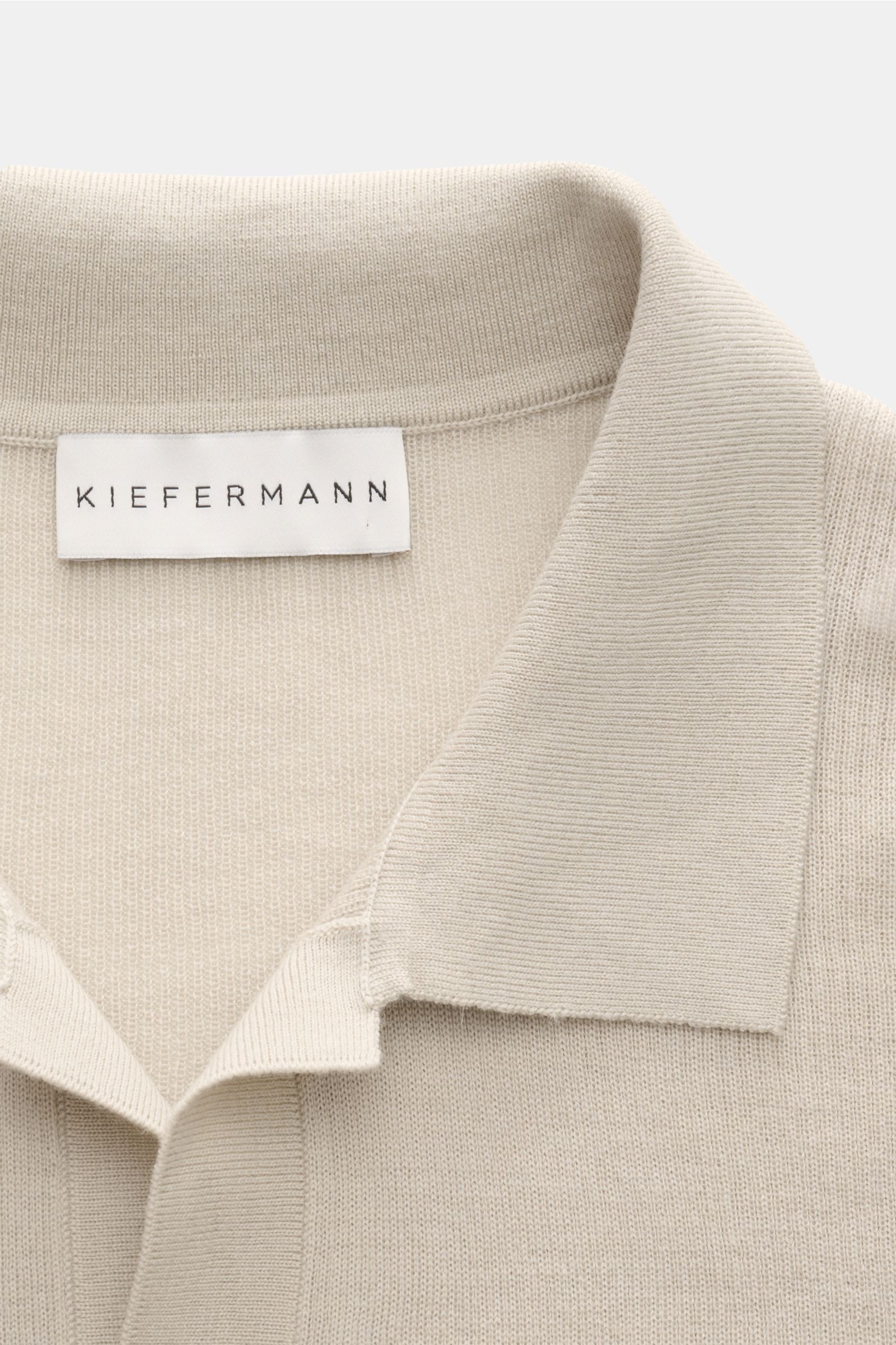 Close-up front view of Kiefermann Merino short sleeve knit polo 'Luras' beige, sporty and timeless with classic open collar strip.

Sporty and timeless: This short sleeve knit polo by KIEFERMANN in high-quality merino wool has a casual cut and a versat