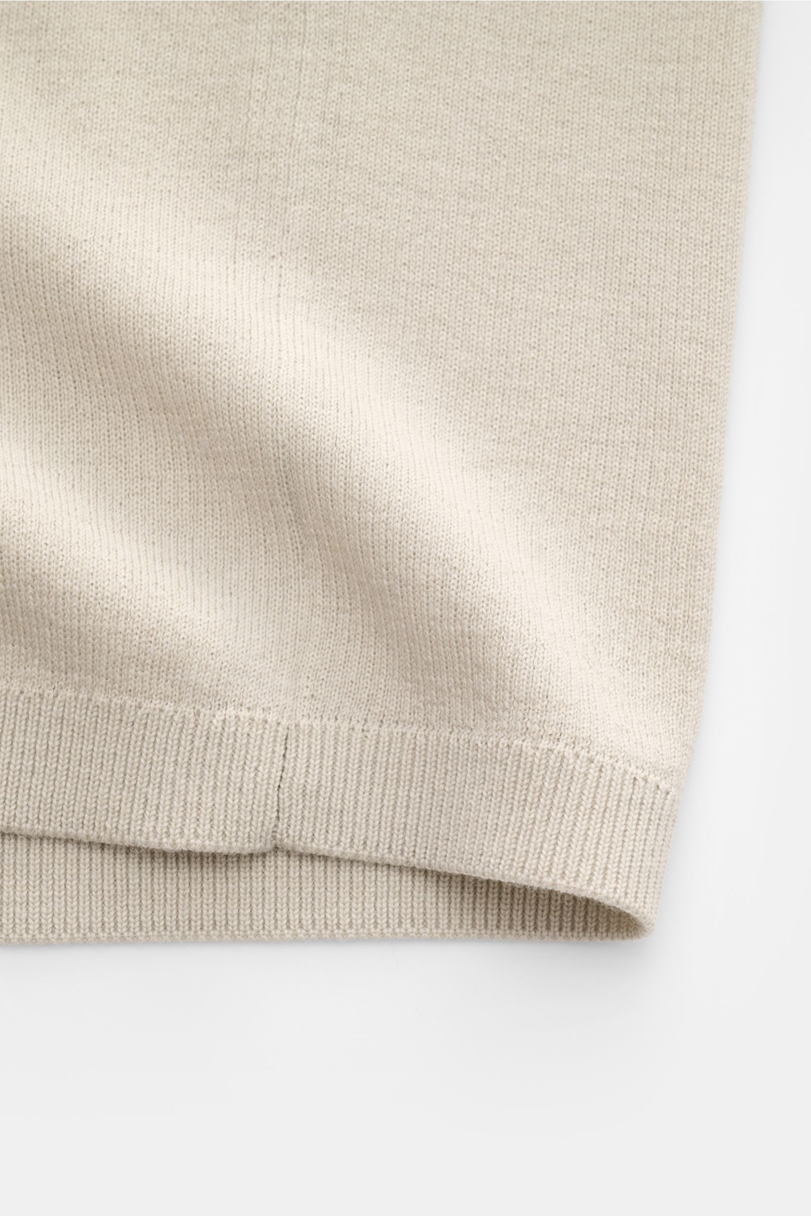 Close-up front view of the hem of the Kiefermann Merino short sleeve knit polo 'Luras' beige, showcasing fine and rib knit details in pure merino wool.

Sporty and timeless: This short sleeve knit polo by KIEFERMANN in high-quality merino wool has a ca