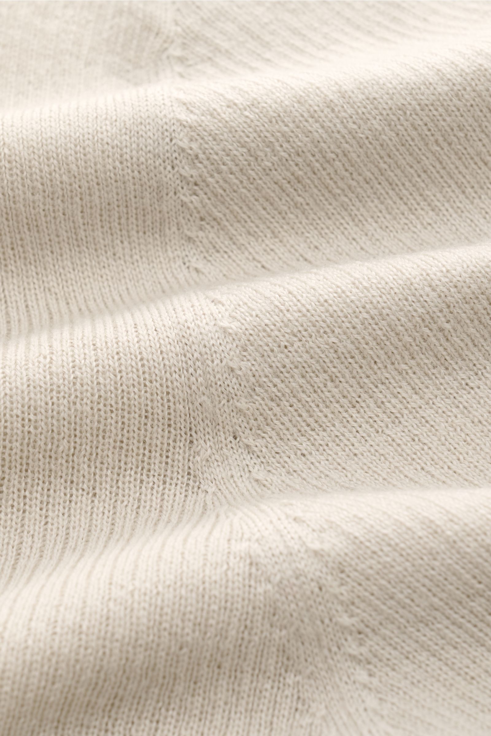 Close-up front view of the beige Kiefermann Merino short sleeve knit polo 'Luras' showing fine knit, rib knit texture, and soft merino wool fabric.

Sporty and timeless: This short sleeve knit polo by KIEFERMANN in high-quality merino wool has a casual