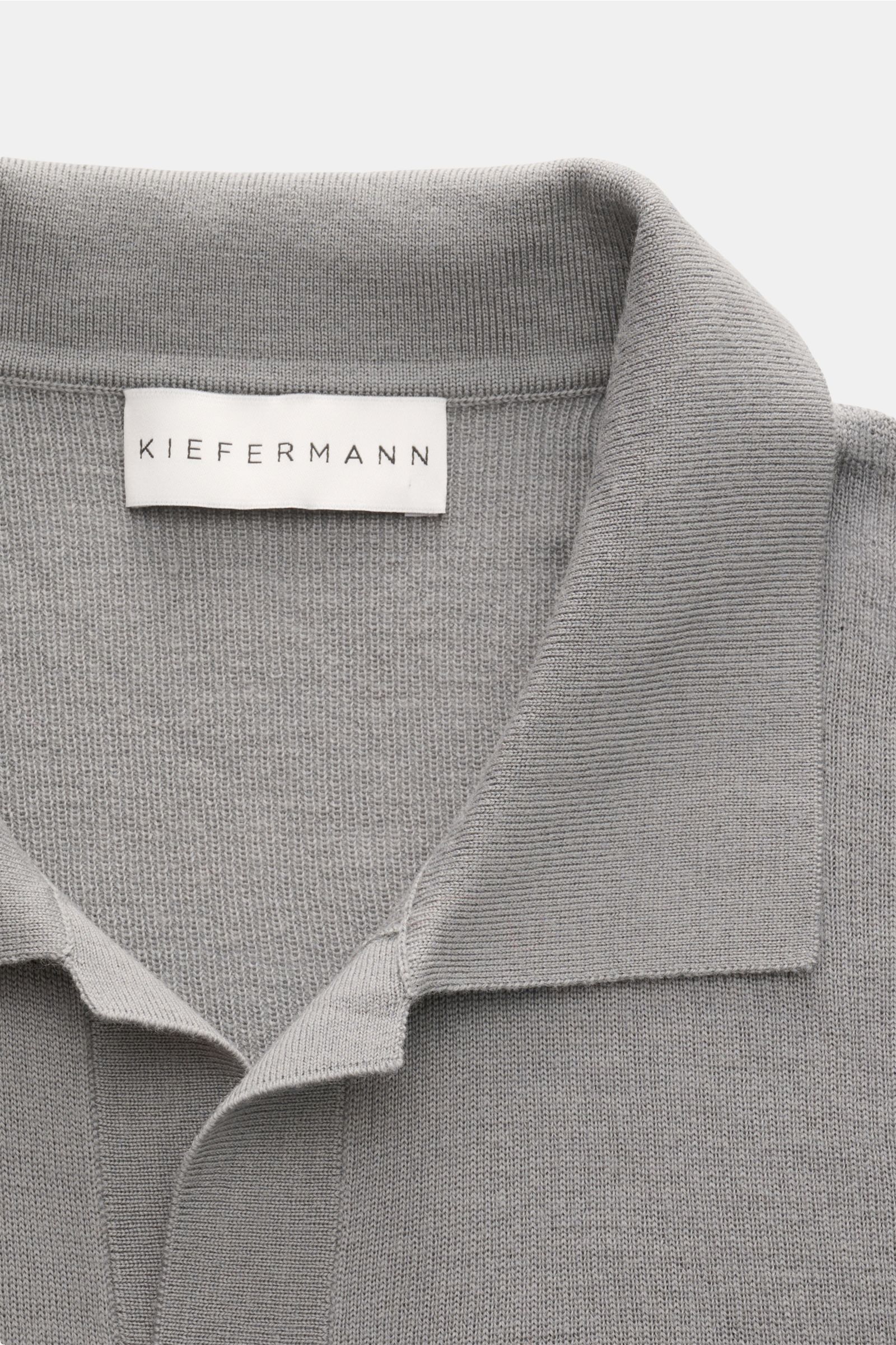 Close-up front view of Kiefermann Merino short sleeve knit polo 'Luras' grey showcasing the classic collar and fine rib knit texture. 

Sporty and timeless: This short sleeve knit polo by KIEFERMANN in high-quality merino wool has a casual cut and a ve