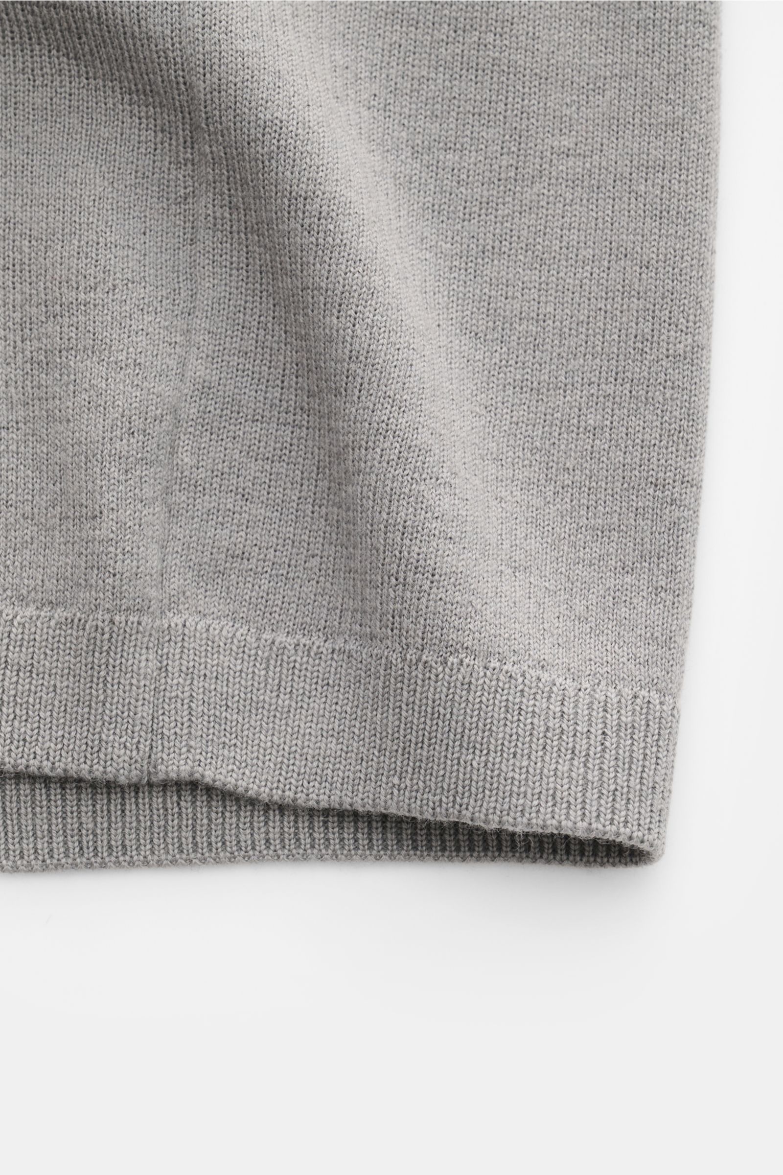 Close-up view of the hem and fine knit texture of the Kiefermann Merino short sleeve knit polo 'Luras' grey, showing rib knit detail.

Sporty and timeless: This short sleeve knit polo by KIEFERMANN in high-quality merino wool has a casual cut and a ver