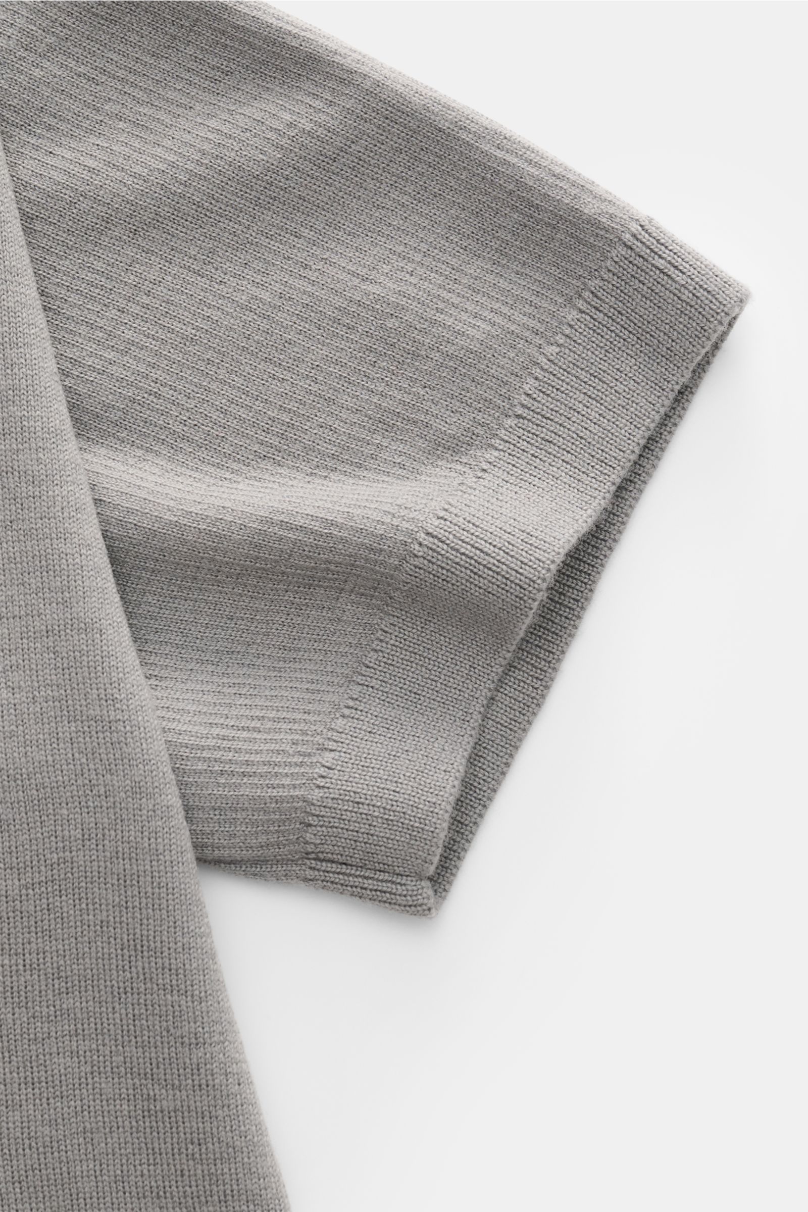 Kiefermann Merino Kurzarm-Strickpolo 'Luras' grau, Detailaufnahme von schräg oben, reine Merinowolle, weicher Griff, feines Strickbild, Rippstrick, Regular Fit, klassischer Polokragen, offene Kragenleiste.