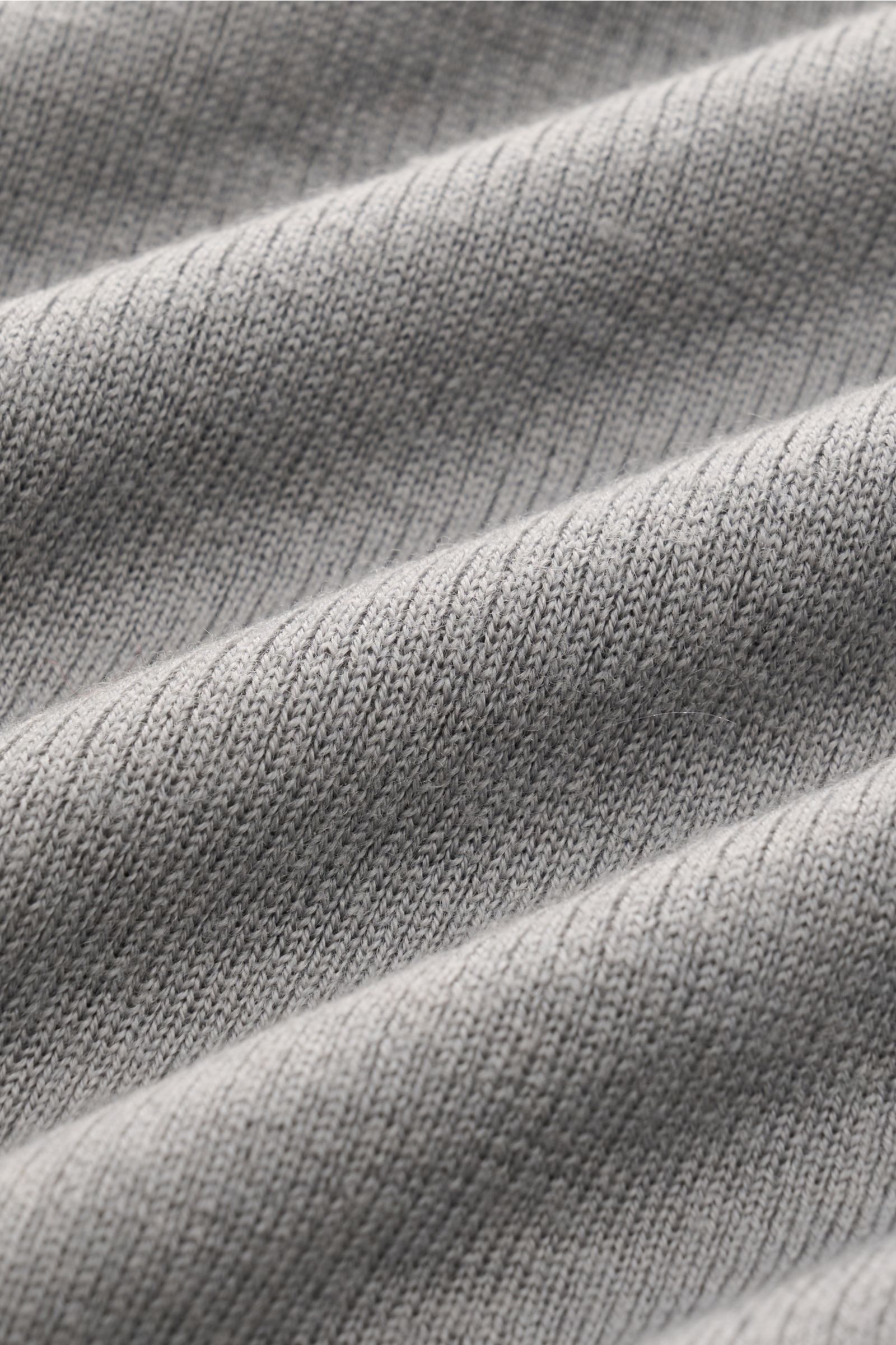 Close-up front view of the fine knit fabric texture of the Kiefermann Merino short sleeve knit polo 'Luras' grey in soft, pure merino wool.

Sporty and timeless: This short sleeve knit polo by KIEFERMANN in high-quality merino wool has a casual cut and